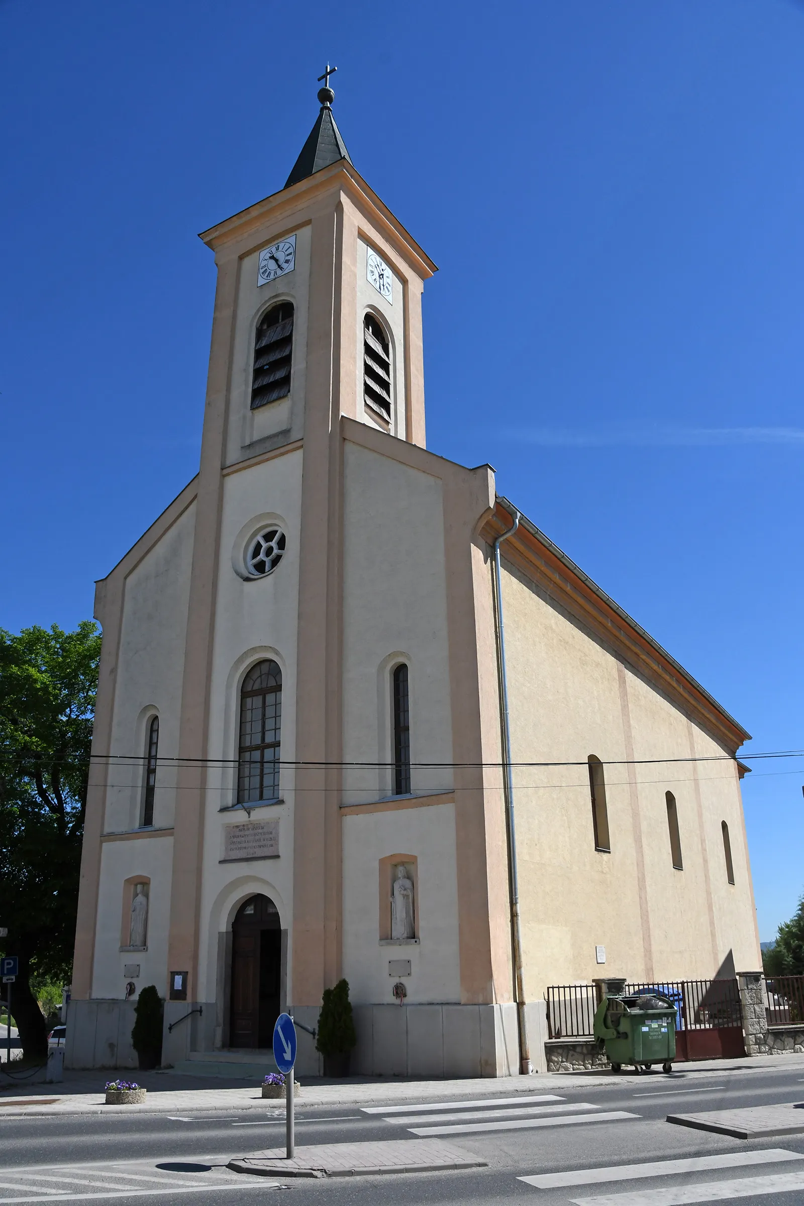 Photo showing: Roman Catholic church in Tát, Hungary