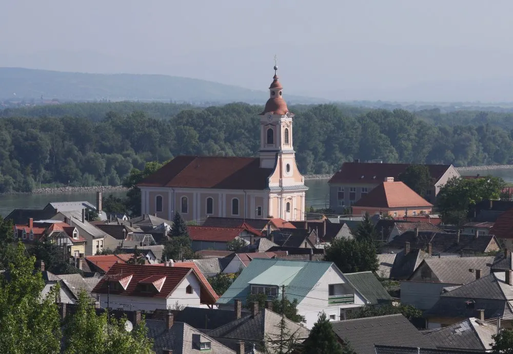 Photo showing: Nyergesújfalu, templom a Sánc-hegyről