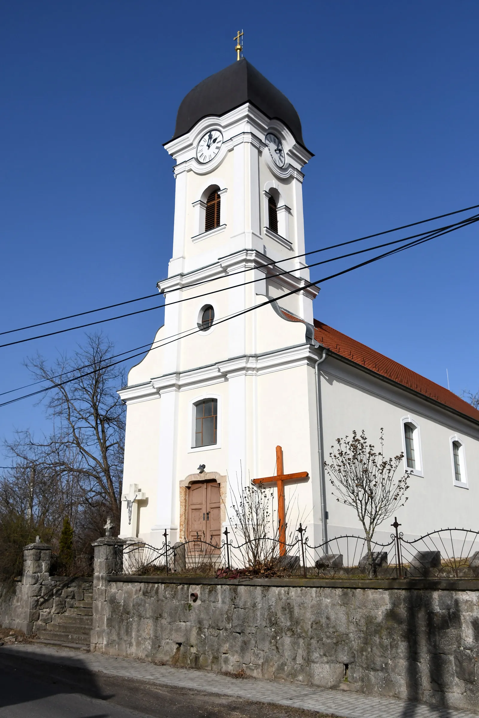 Photo showing: Roman Catholic church in Tinnye, Hungary