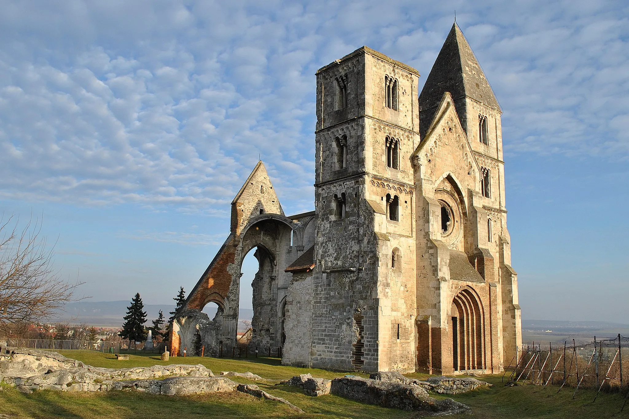 Photo showing: Zsámbék, Hungary: Ruins of Premonstratensian monastery church, in romanesque style, early 13th century.