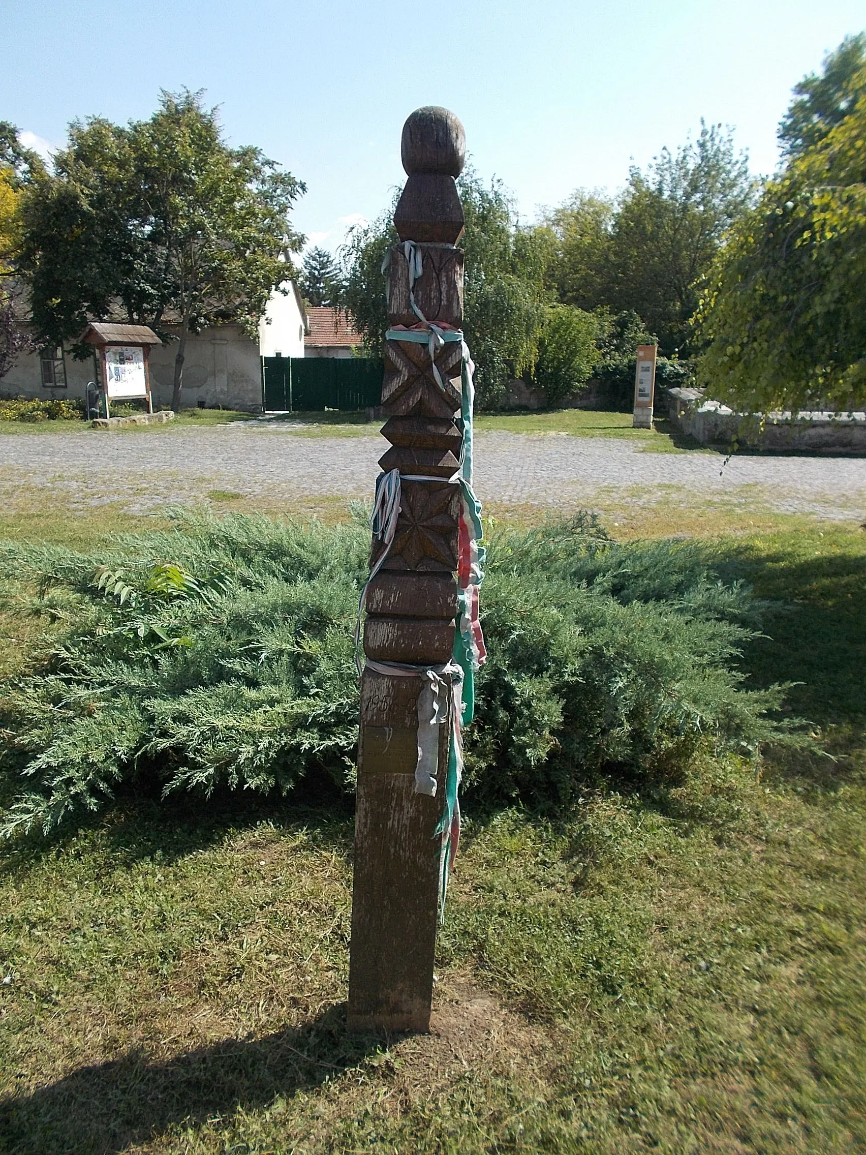 Photo showing: 1956-2006 kopjafa memorial at the Park by Rácváros street and Táncsics Mihály street corner, Zsámbék, Pest County, Hungary.