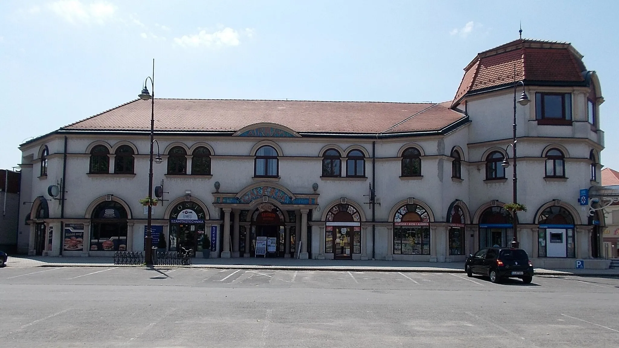 Photo showing: :Átrium business house planned by György Petrucz. Incl. the City Library. - 53 Fő út (Road 2104), Veresegyház, Pest County, Hungary