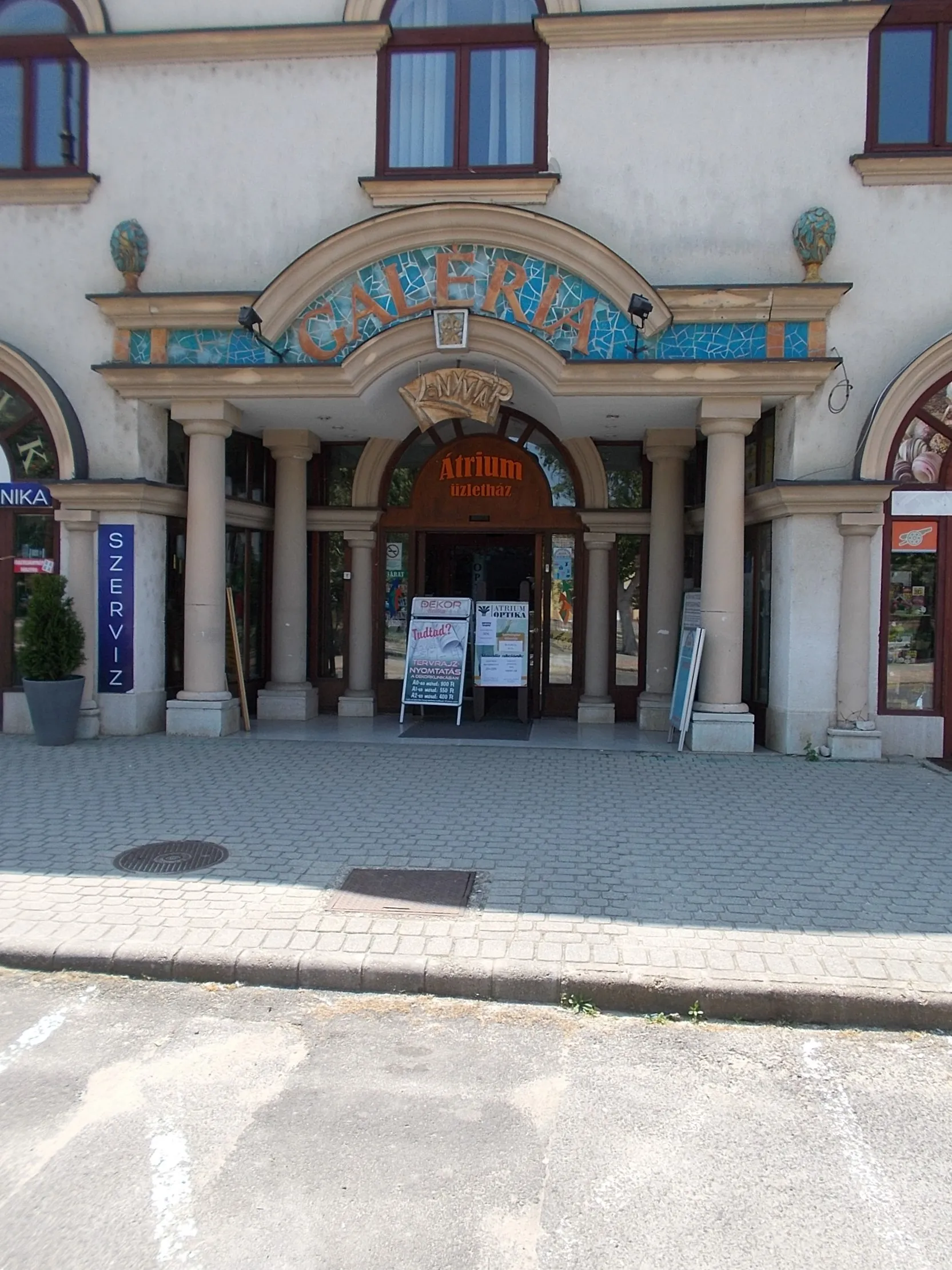 Photo showing: :Átrium business house planned by György Petrucz. Incl. the City Library. - 53 Fő út (Road 2104), Veresegyház, Pest County, Hungary.