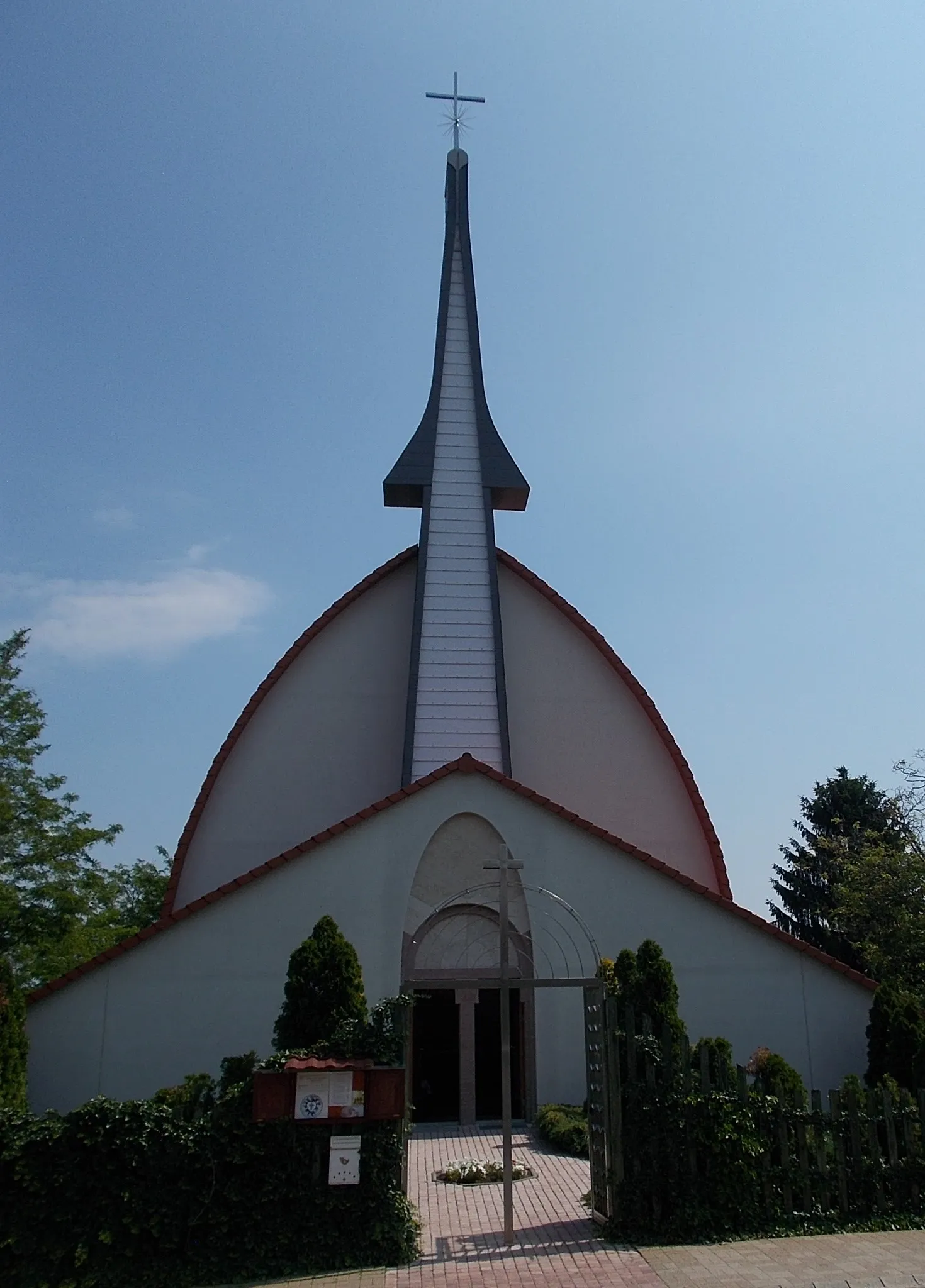 Photo showing: : Lutheran church. Built in between 2000 and 2006. Planned by Tihanyi–Halmos and Partners Architecture and Engineering Office Ltd. -  Nemes utca, Erdőkertes, Pest County, Hungary.