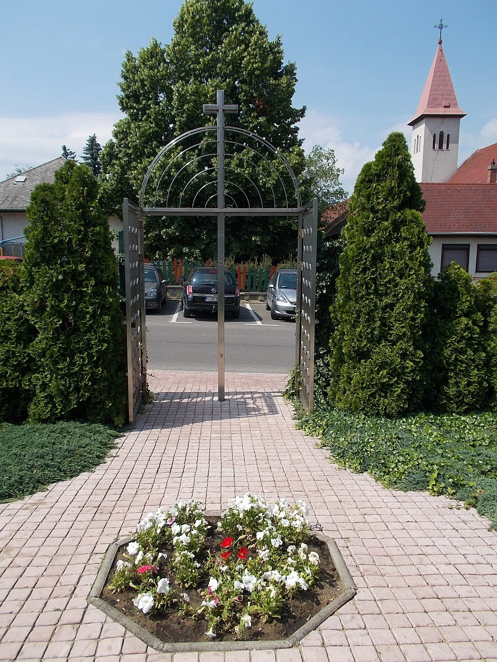 Photo showing: : Lutheran church, garden and street gate and opp. the Sacred Heart church. - Nemes utca, Erdőkertes, Pest County, Hungary.