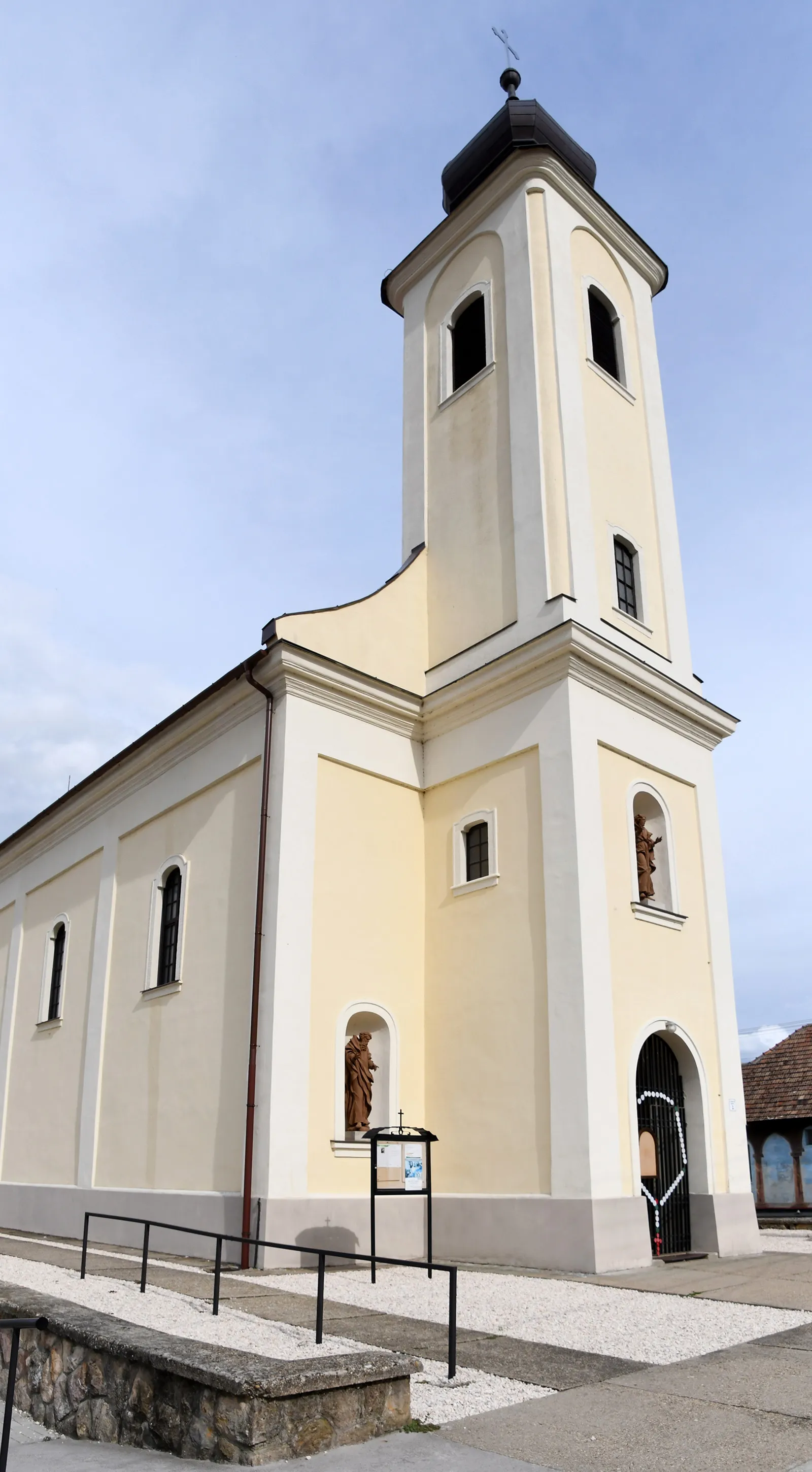 Photo showing: Roman Catholic church in Sződ, Hungary