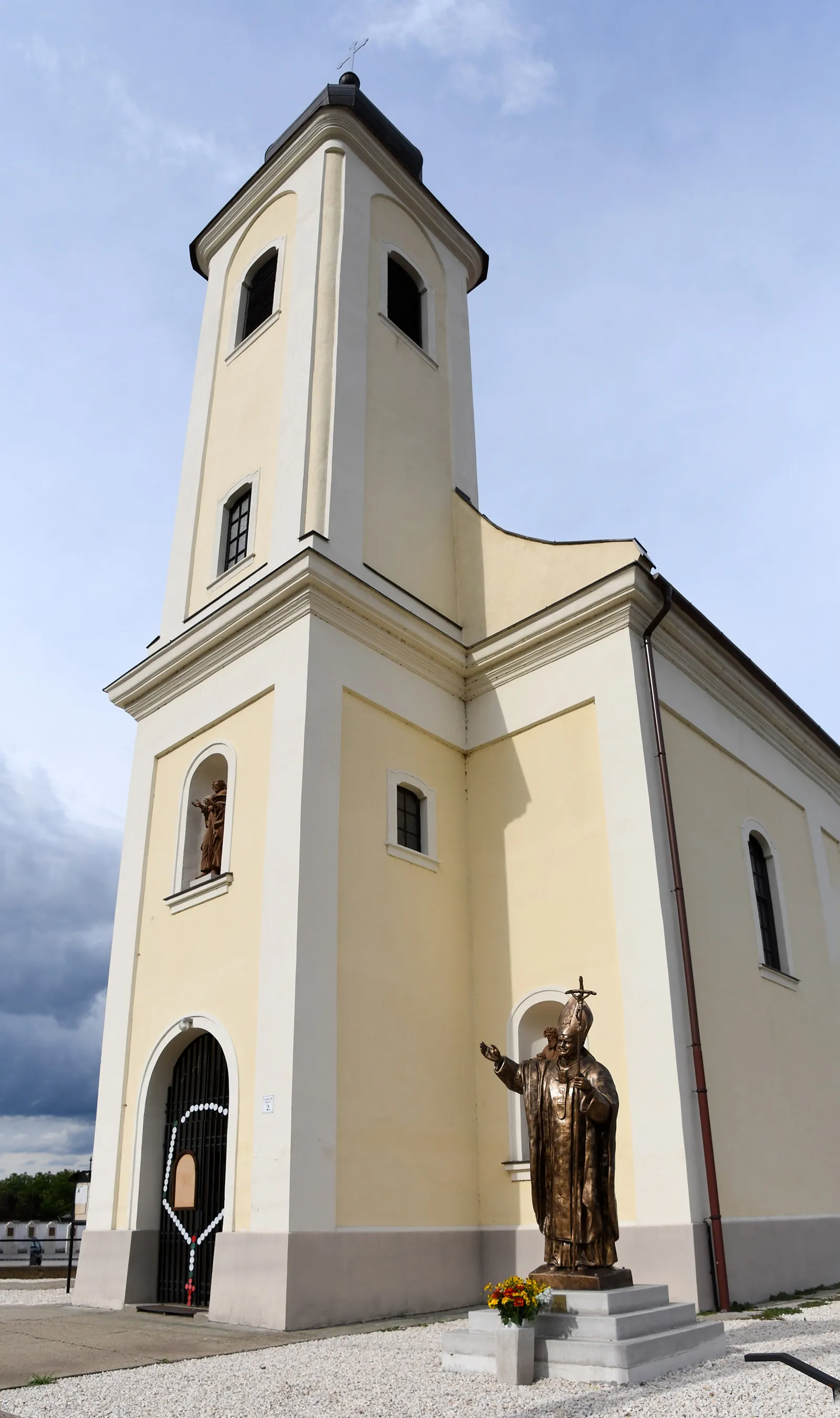 Photo showing: Roman Catholic church in Sződ, Hungary