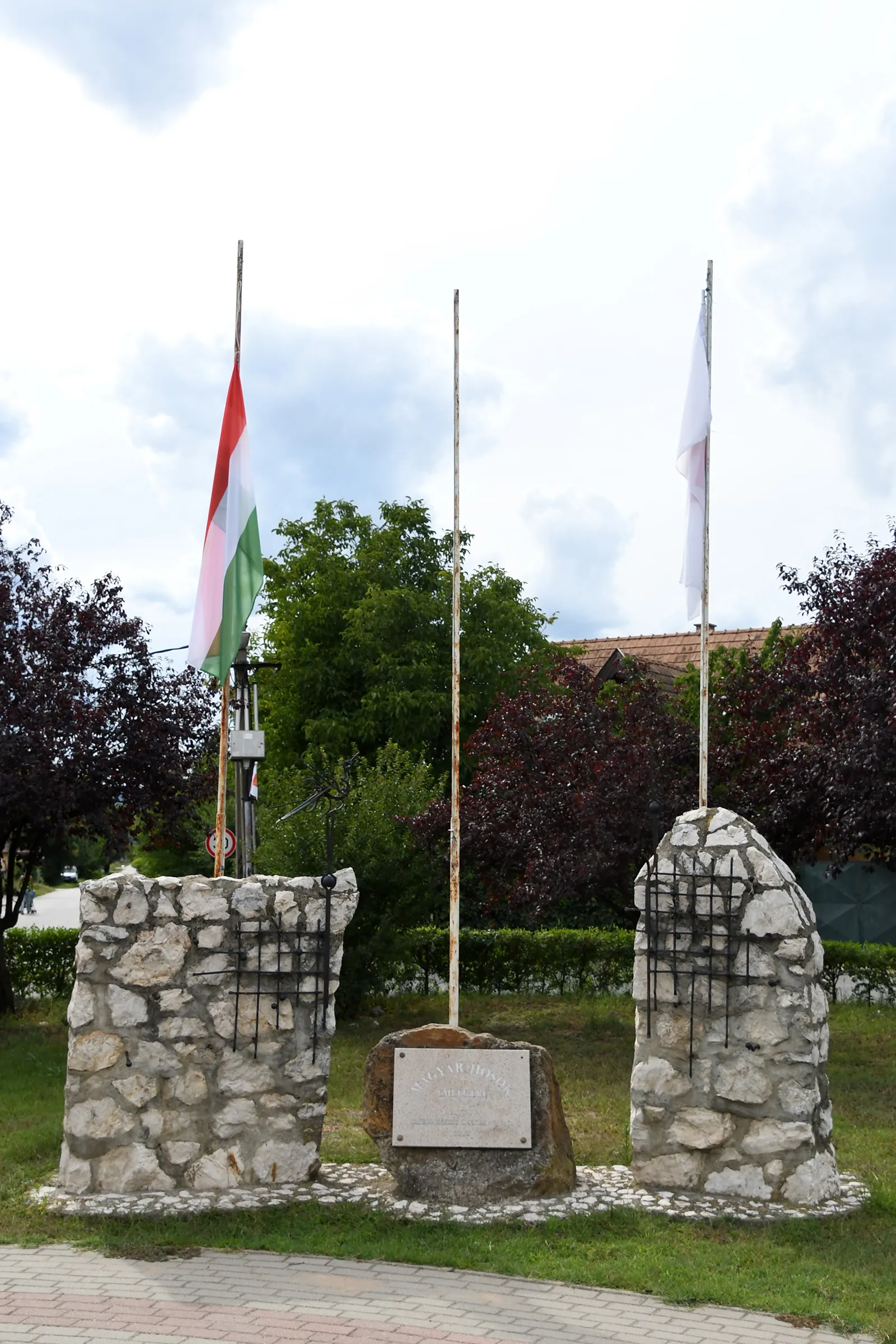 Photo showing: Heroes' memorial in Csörög, Hungary