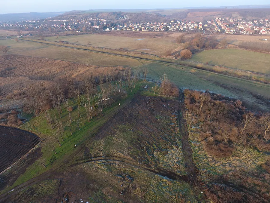 Photo showing: Domony - Temetődomb - várhely légi fotón