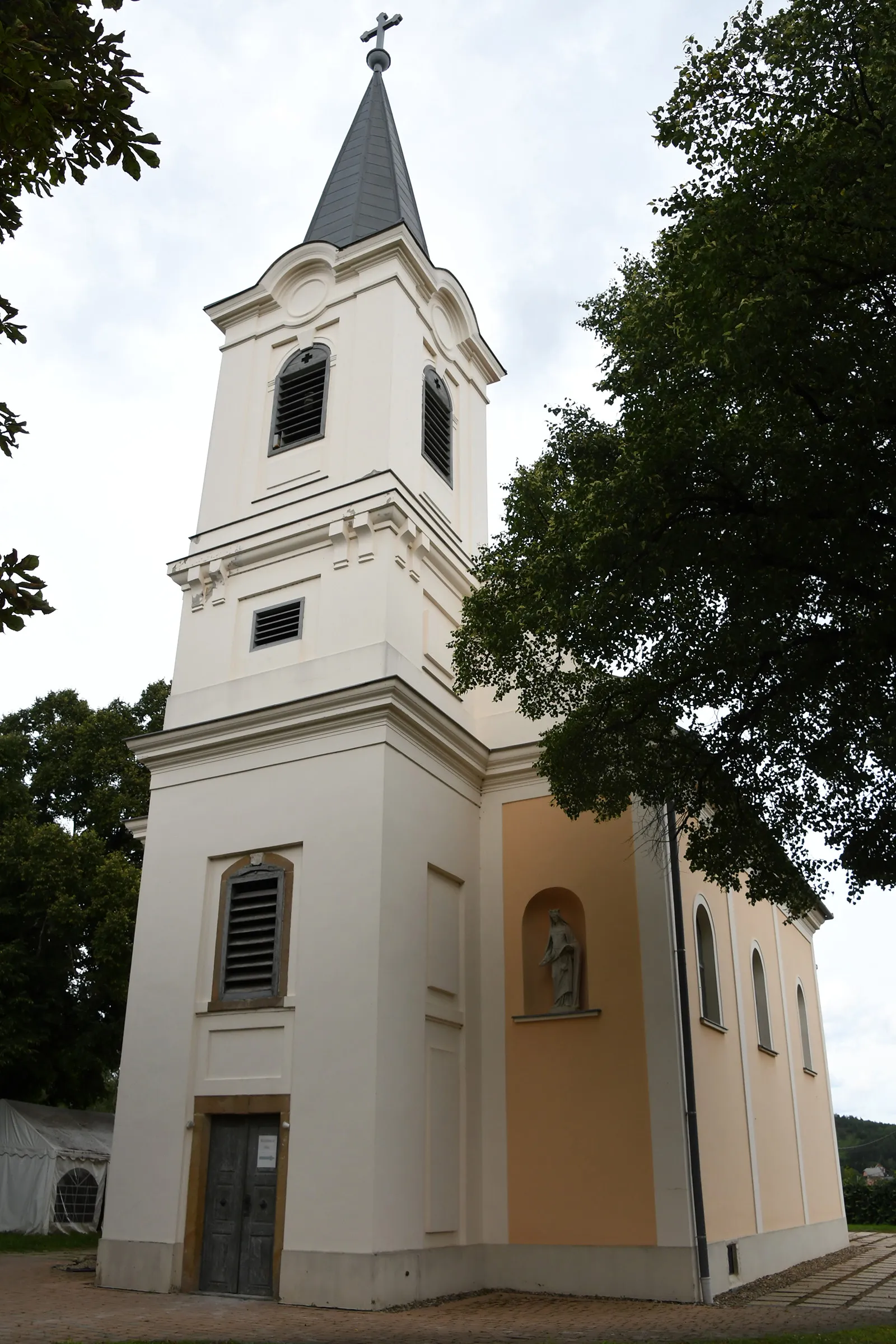 Photo showing: Roman Catholic church in Rád, Hungary
