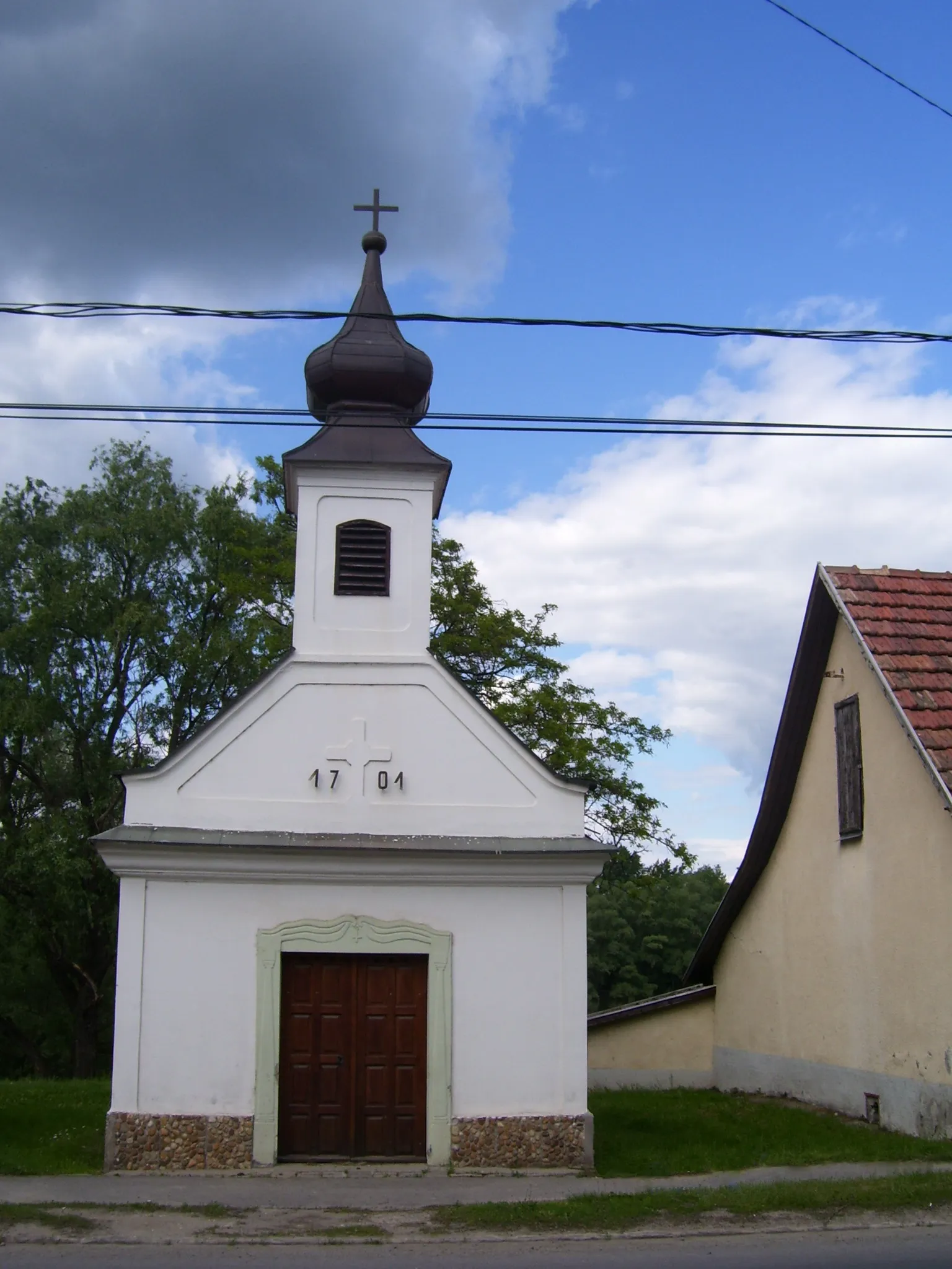 Photo showing: Dunabogdány - Szt. Rozália-kápolna, késő barokk, 1800 körül. Az orommezőben a párkány felett 1701-es évszám. http://muemlekem.hu/muemlek?id=7004 Dunabogdány, Kossuth u.
_11-es főút