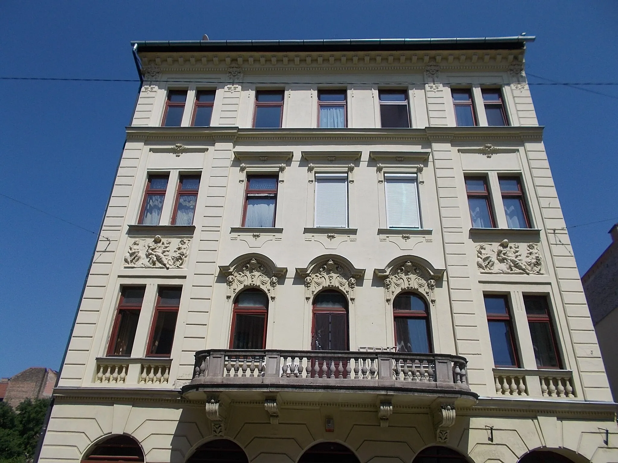 Photo showing: : Office building? - 16 Dankó street, 8th district of Budapest.