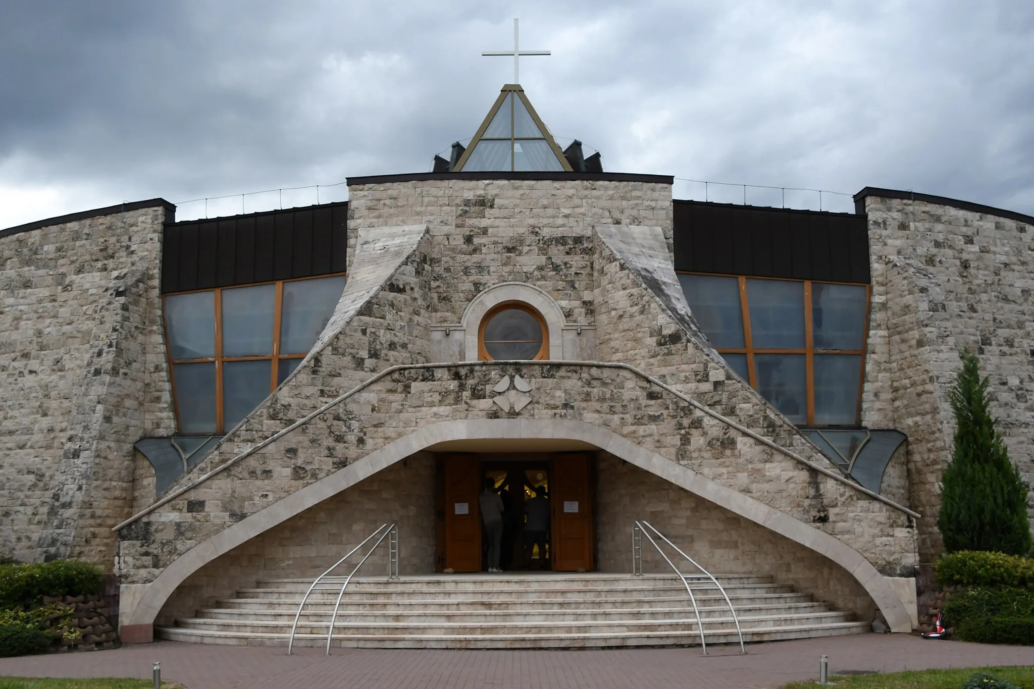 Photo showing: Roman Catholic parish church in Gazdagrét, Budapest, Hungary