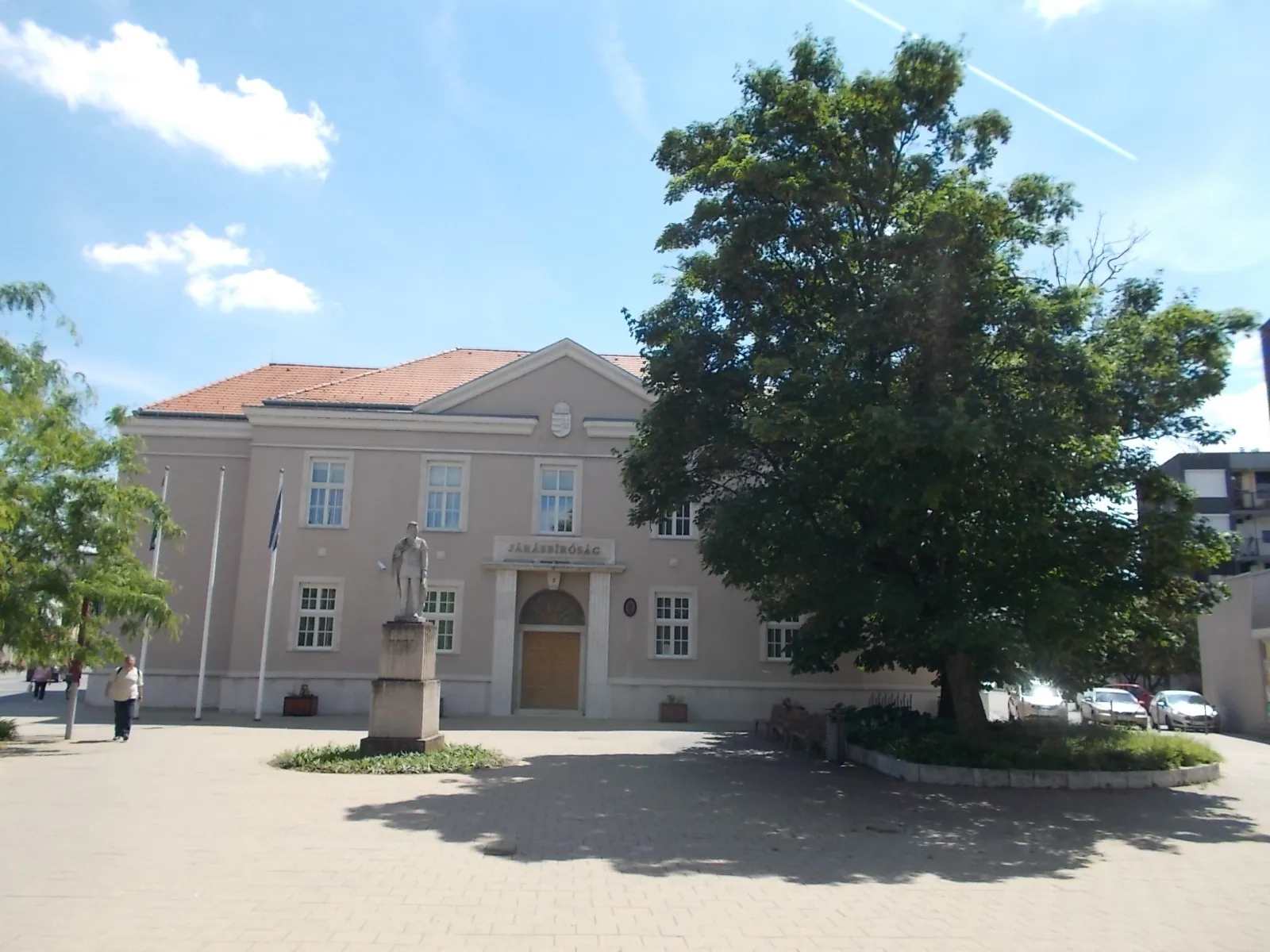 Photo showing: : Statue of Saint Emeric by András Juhász and District courthouse. -  Kossuth Square, Hatvan, Heves County, Hungary.