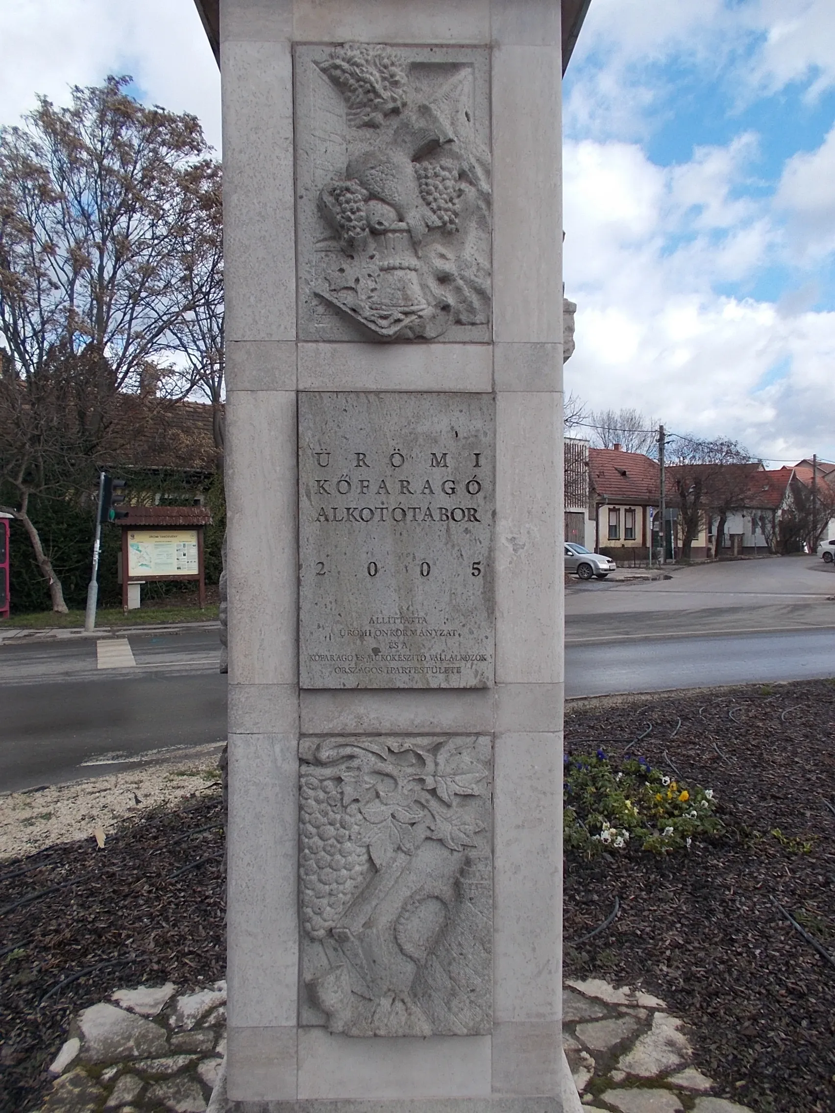 Photo showing: Equestrian statue of Saint George and the Dragon by Tamás, Léderer (2006? bronze statue, 2005 stone reliefs) Üröm educational path. Station 1 - Templom Square, Üröm, Pest County, Hungary.