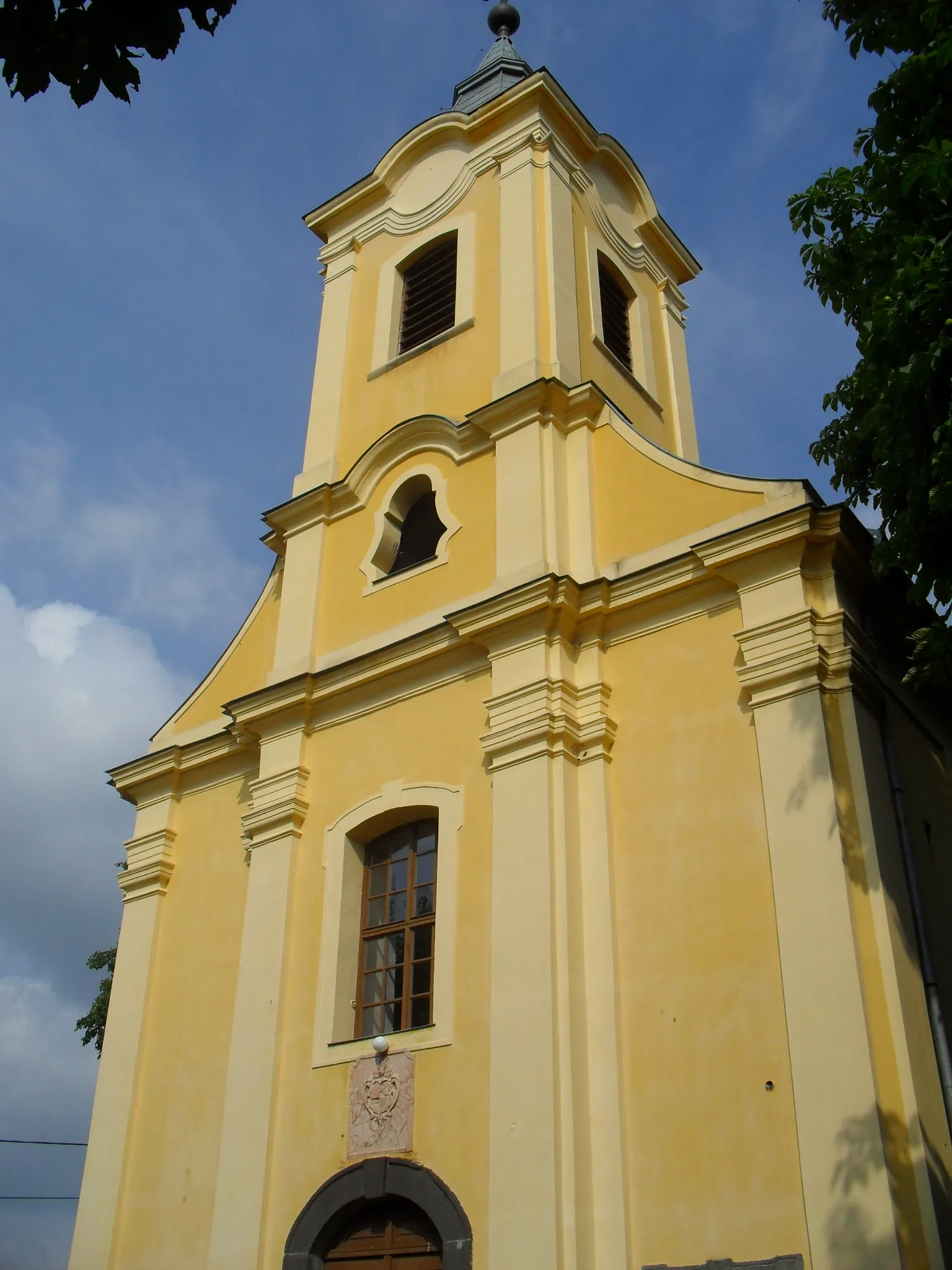 Photo showing: Tésa - Szentháromság katolikus templom