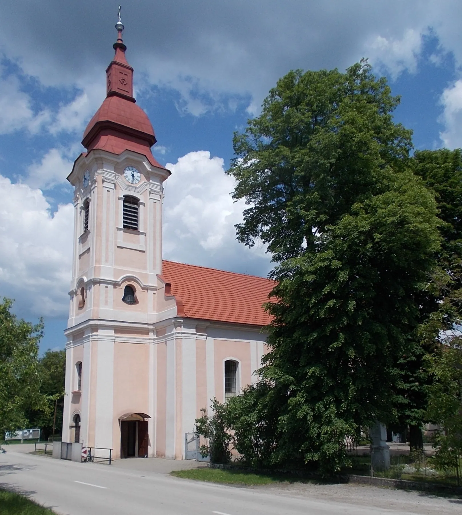 Photo showing: Churches of the Assumption (other source Our Lady Church). Parish church. Probably this is the 3rd? R.C. church of the settlement. First one built in probably in the 13th century in the current cemetery. A part of one door of this (Saints Peter and Paul) church can be see here on the south  church wall with a Latin language plaque. So current church built in the 18th century (in 1742??). Its sacrify extended with two chapels in 1950. Single nave Baroque chuch. The oldest part ofthe interior a 15th century, late Gothic, sandstone baptismal font. High altarpiece of the Assumption of Mary is a 1892 works. 19th-century classicist-style organ, renovated in 1892 by László Országh, an orona builder from Budapest. The marble mosaics of the floor were made in 1903 by Péter Melocco's company in Budapest. The clock tower is a 1913 clock work by János Müller in Budapest. Inside, in the vestibule? is a plaque to György Ferenczy 1852-1944 deanery parish priest; and a plaque to count János Eszterházy - On the south side wall of the church there is a cave of Mary of Lourdes. And in the churchyard there is a calvary and a crucifix - Park along Road II/564, Salka, Nové Zámky District, Nitra Region, Slovakia.