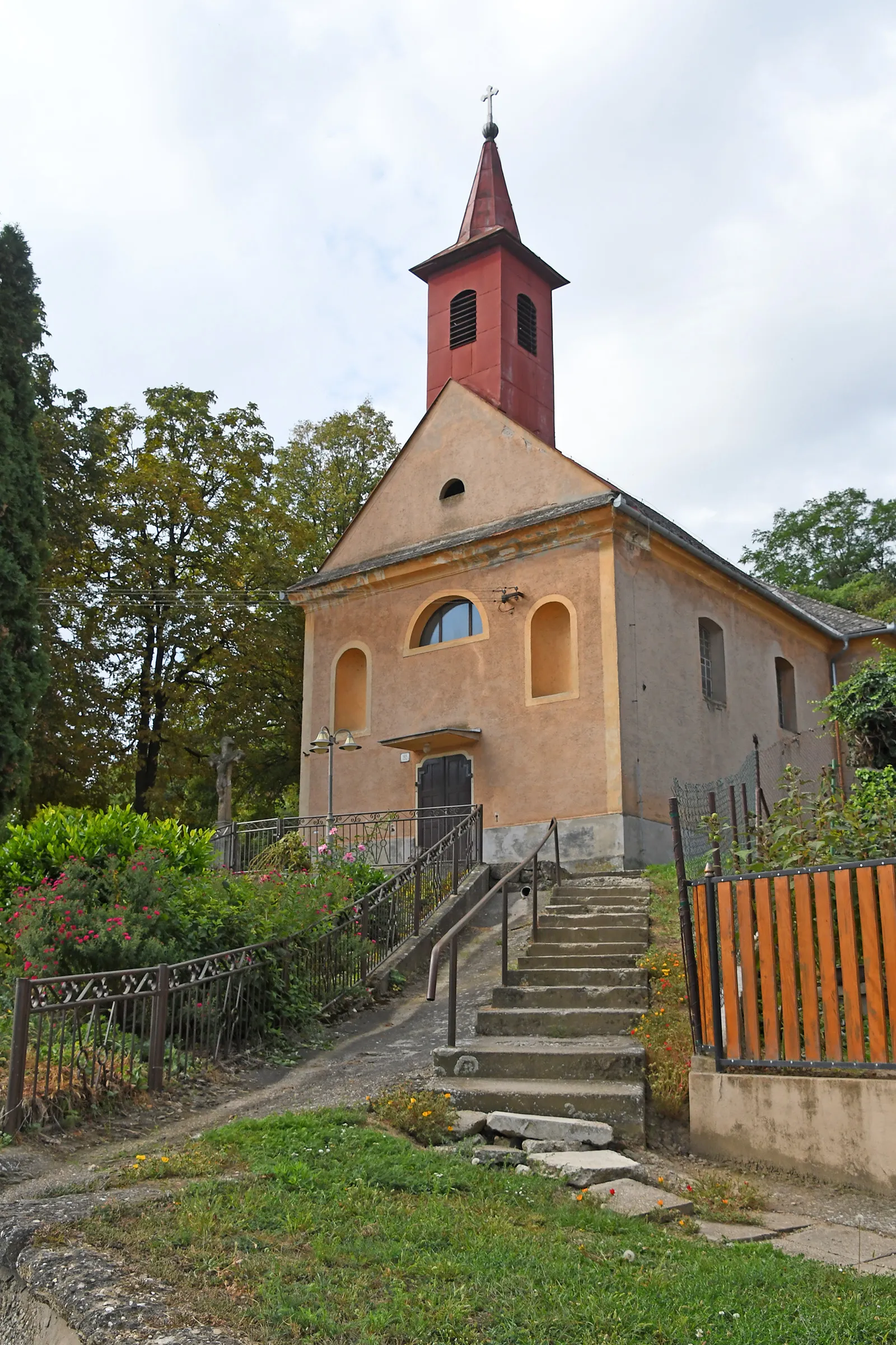Photo showing: Roman Catholic church in Chľaba, Slovakia