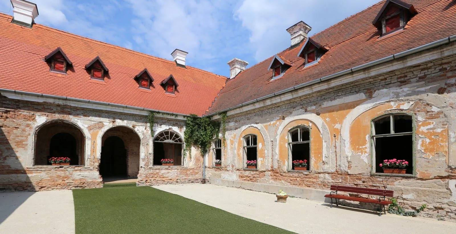 Photo showing: Az Esterházy-kastély belső udvara