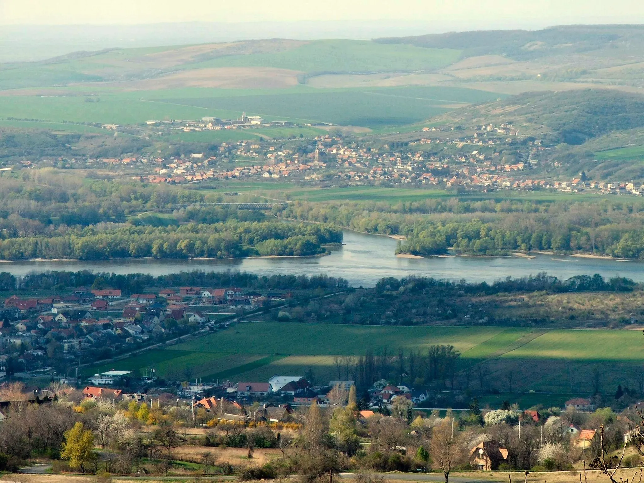 Photo showing: The river Garam (Slovak: Hron) pouring in the Danube at Esztergom.