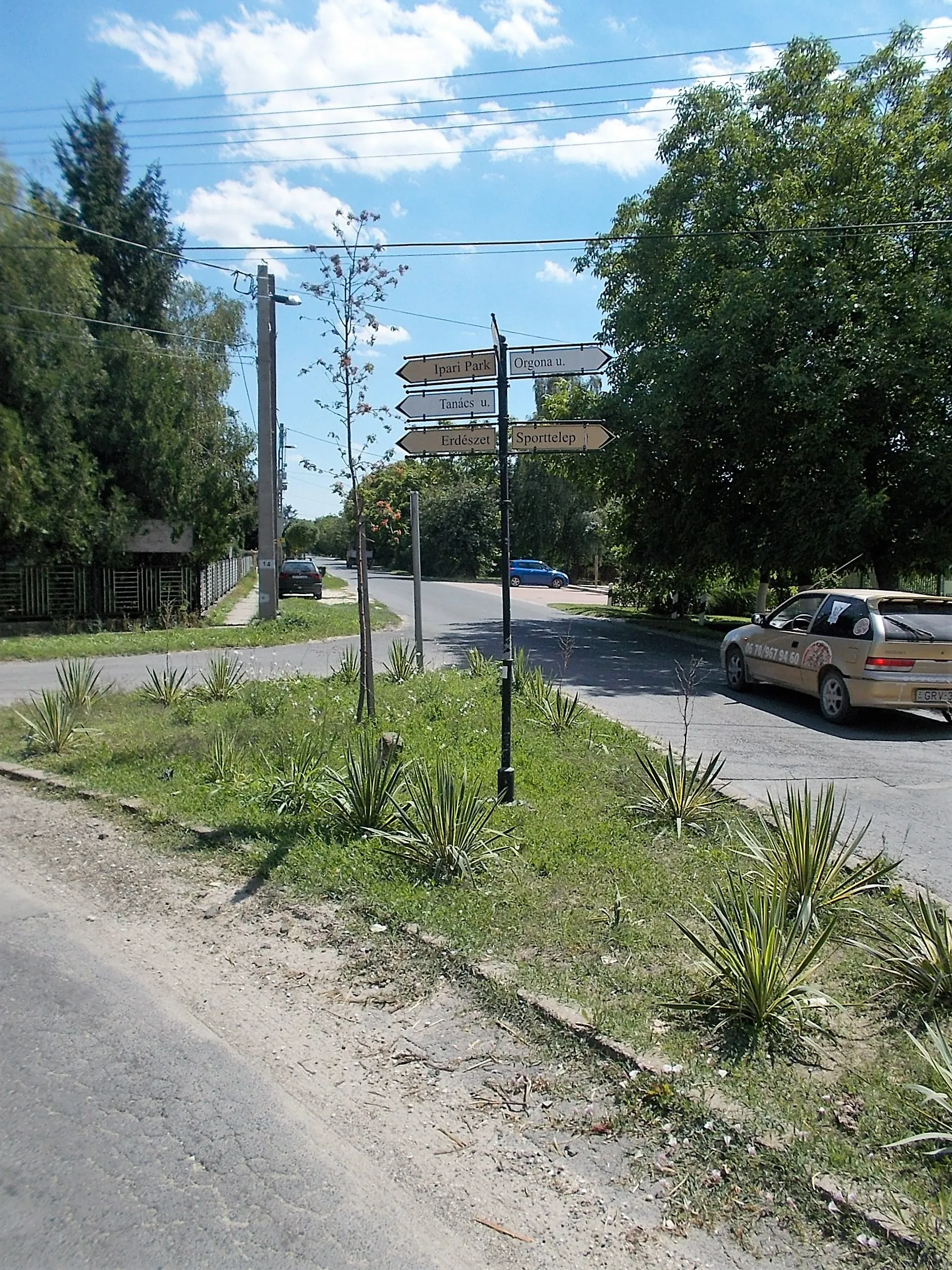 Photo showing: : Fingerpost. - Dömsödi út and Erdész utca corner, Újtelep neighborhood, Ráckeve, Pest County.