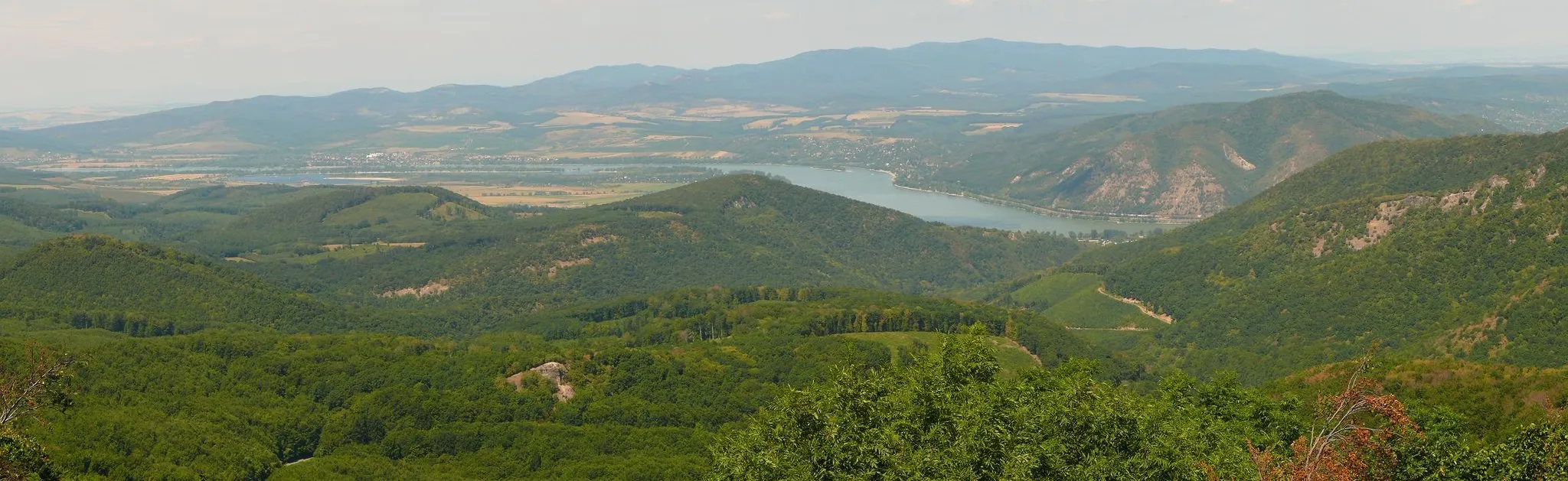 Photo showing: Danube Bend from Dobogó-kő (Visegrád Hills) Kilátás a hu:Dobogó-kőről a hu:Duna-kanyarra. Saját kép, készült 2007. július.