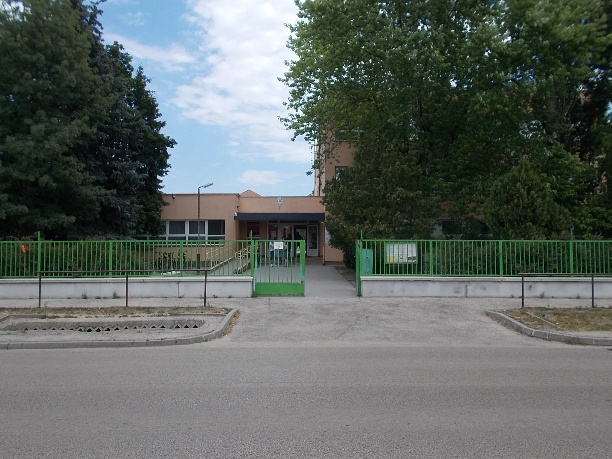 Photo showing: : Szent István elementary school Szabadkai utca branch. Hungarian Red Cross school. - 64 Szabadkai utca, Szigethalom, Pest County, Hungary.