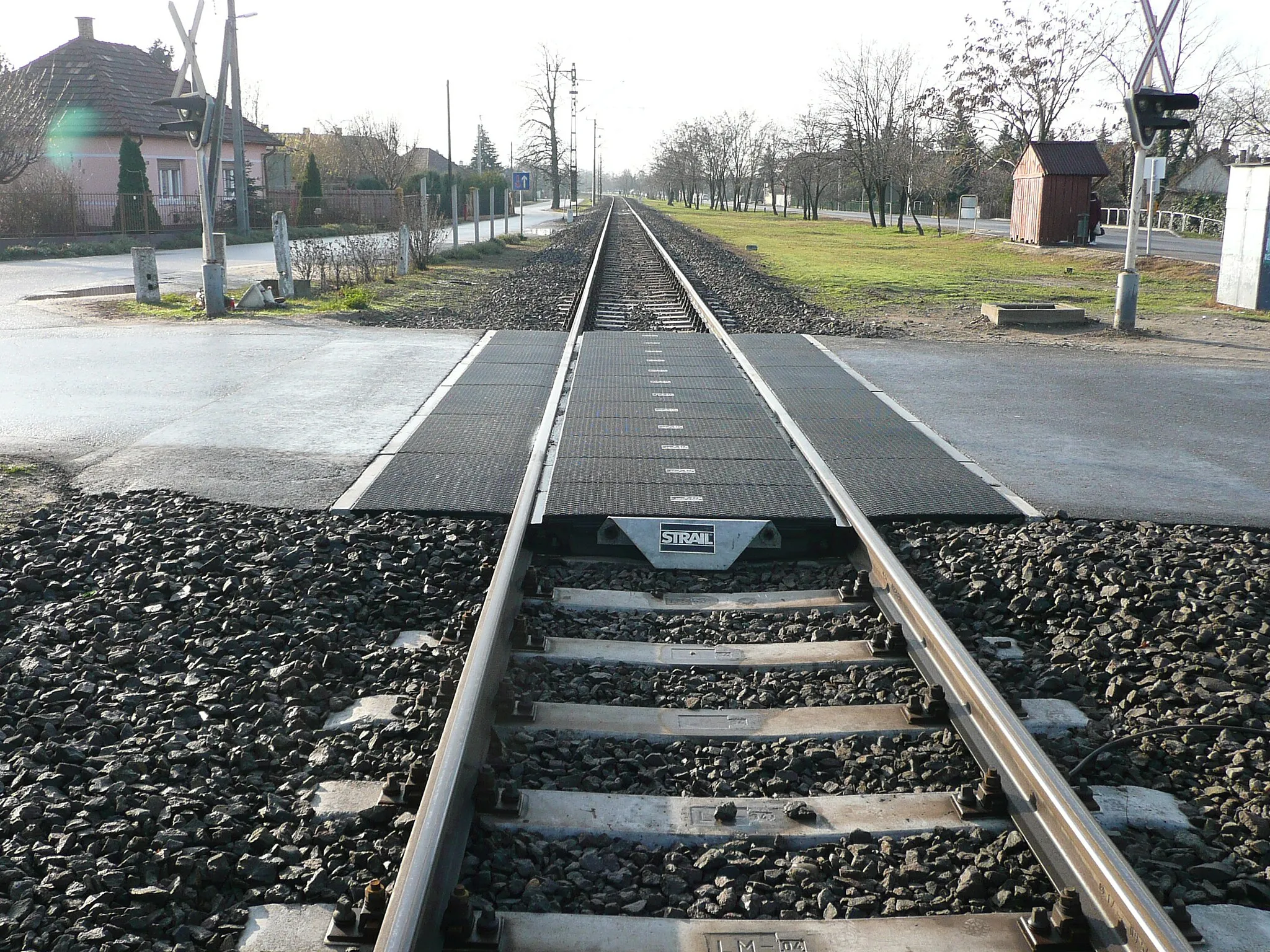 Photo showing: premiumStrail type level crossing on the Budapest–Kelebia railway line in Dunavarsány, Hungary