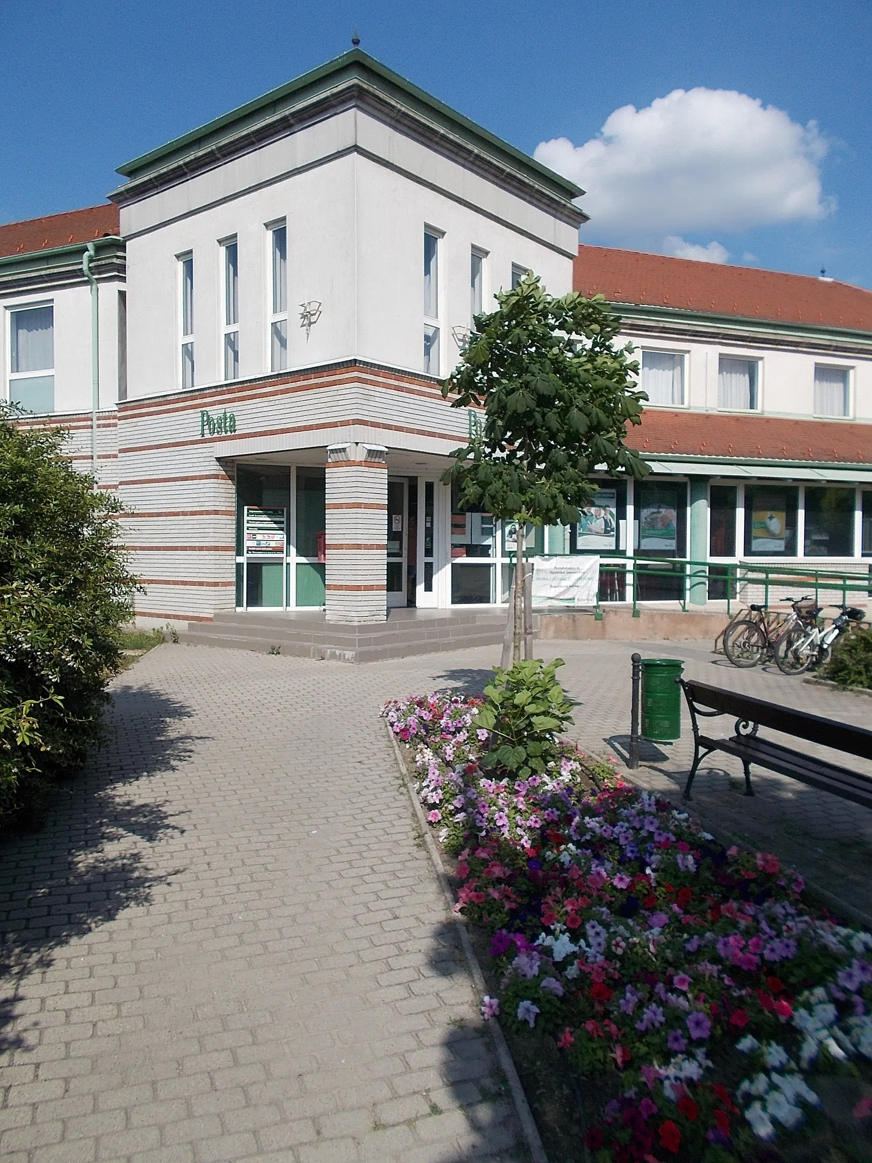 Photo showing: : Post office 1. - Szent Erzsébet tér and Bajcsy-Zsilinszky utca corner, Szigetszentmiklós, Pest County, Hungary.