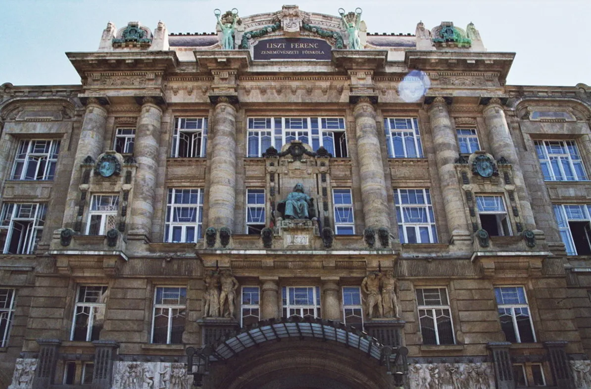 Photo showing: Franz Liszt Academy of Music in Budapest (Hungary) with sculptures of Géza Maróti.