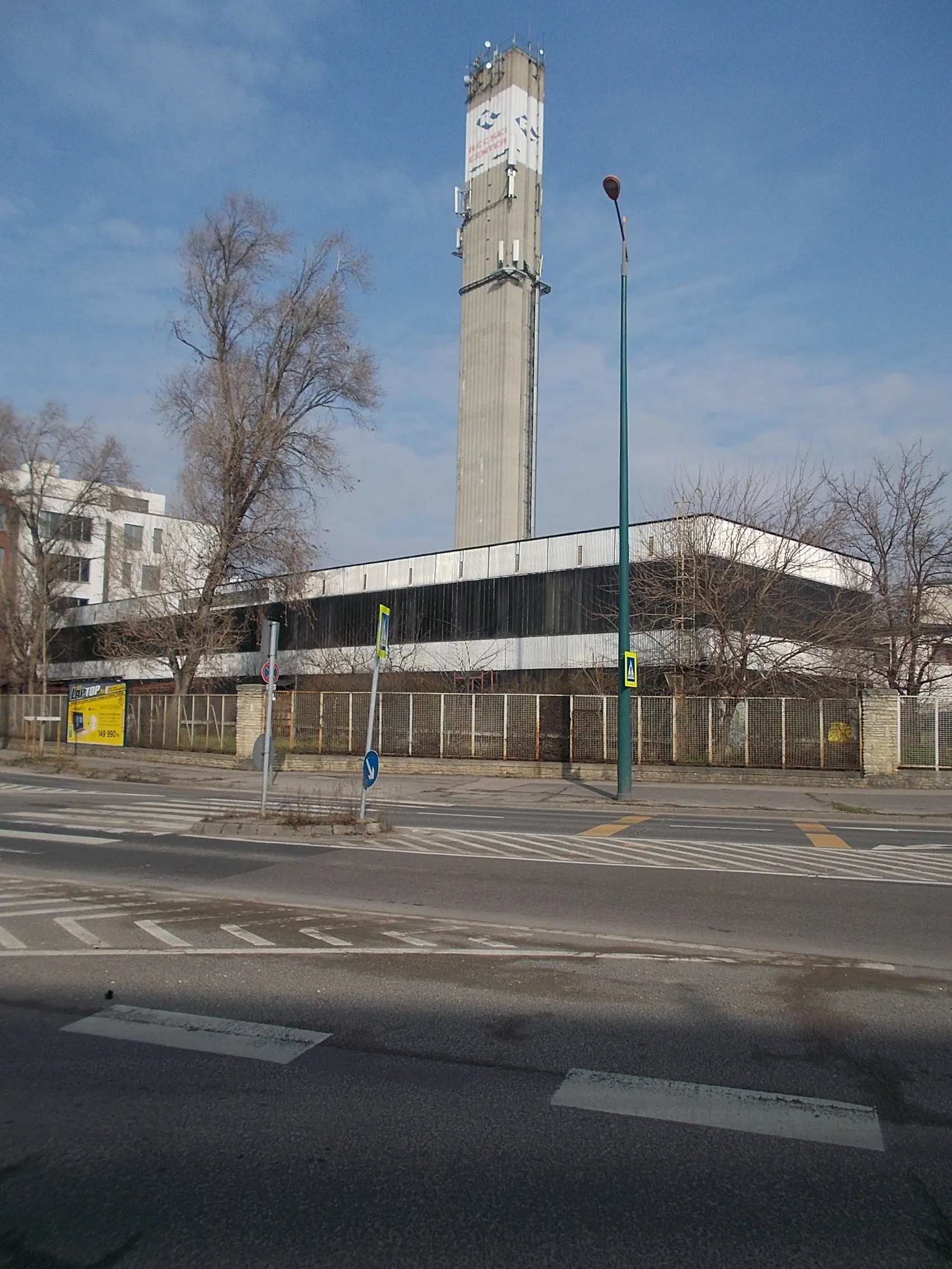 Photo showing: Sports center building. - Dózsa György street, Istvánmező neighborhood, 14th District of Budapest.