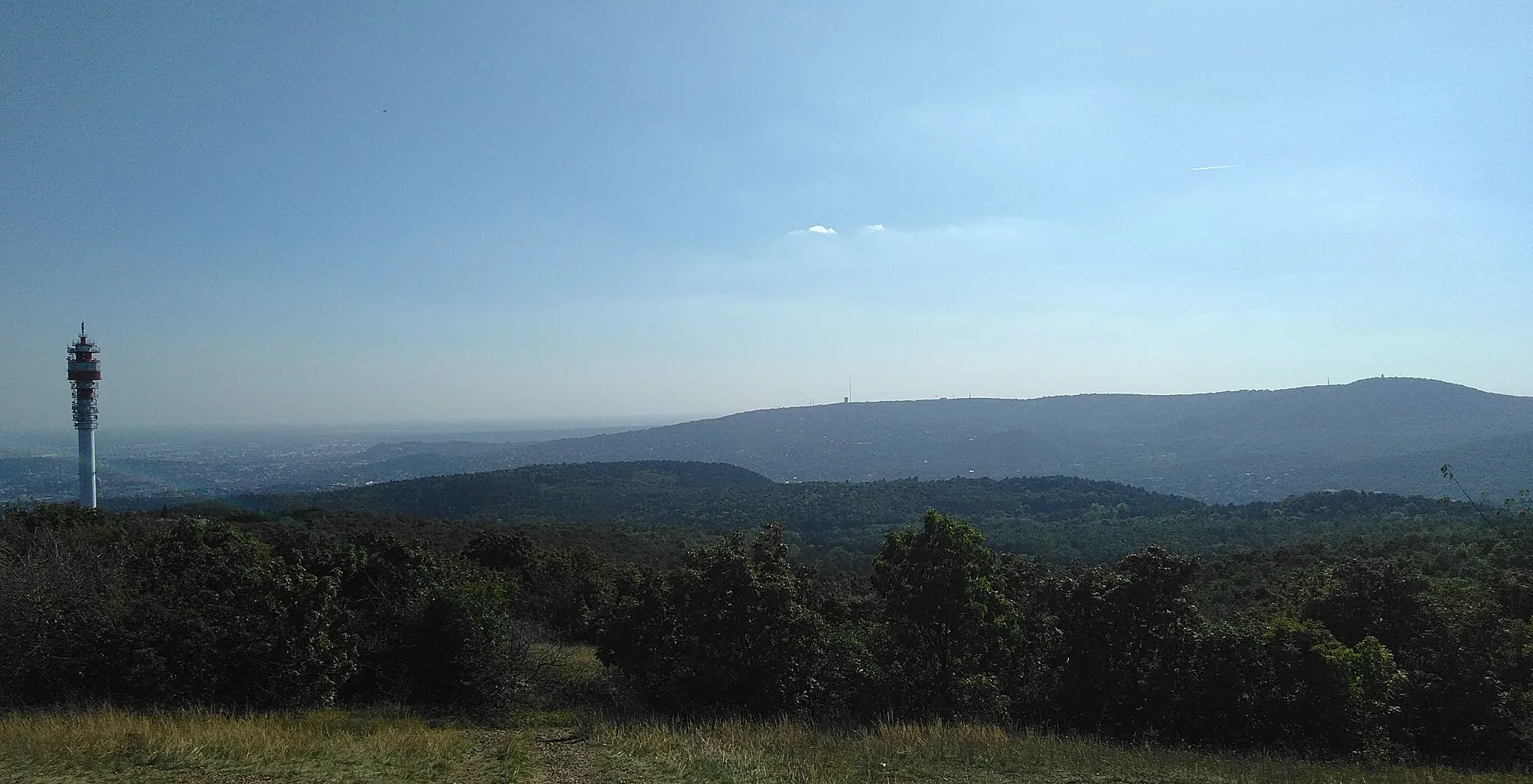 Photo showing: Felső-Kecske-hegy, Szépvölgy, Széchenyi-hegy és a János-hegy a Hármashatár-hegyről