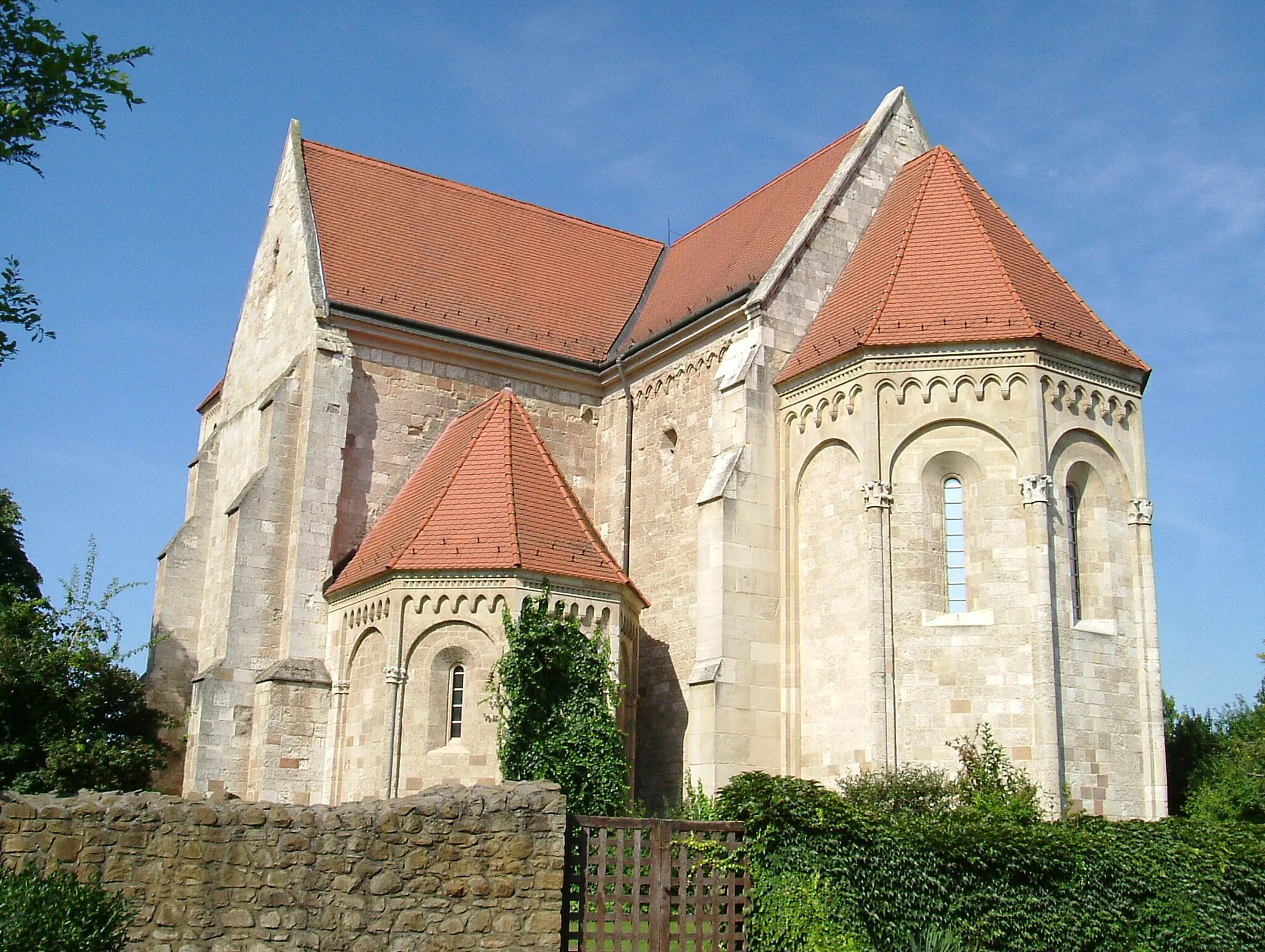 Photo showing: Roman Church, Ócsa, Hungary.