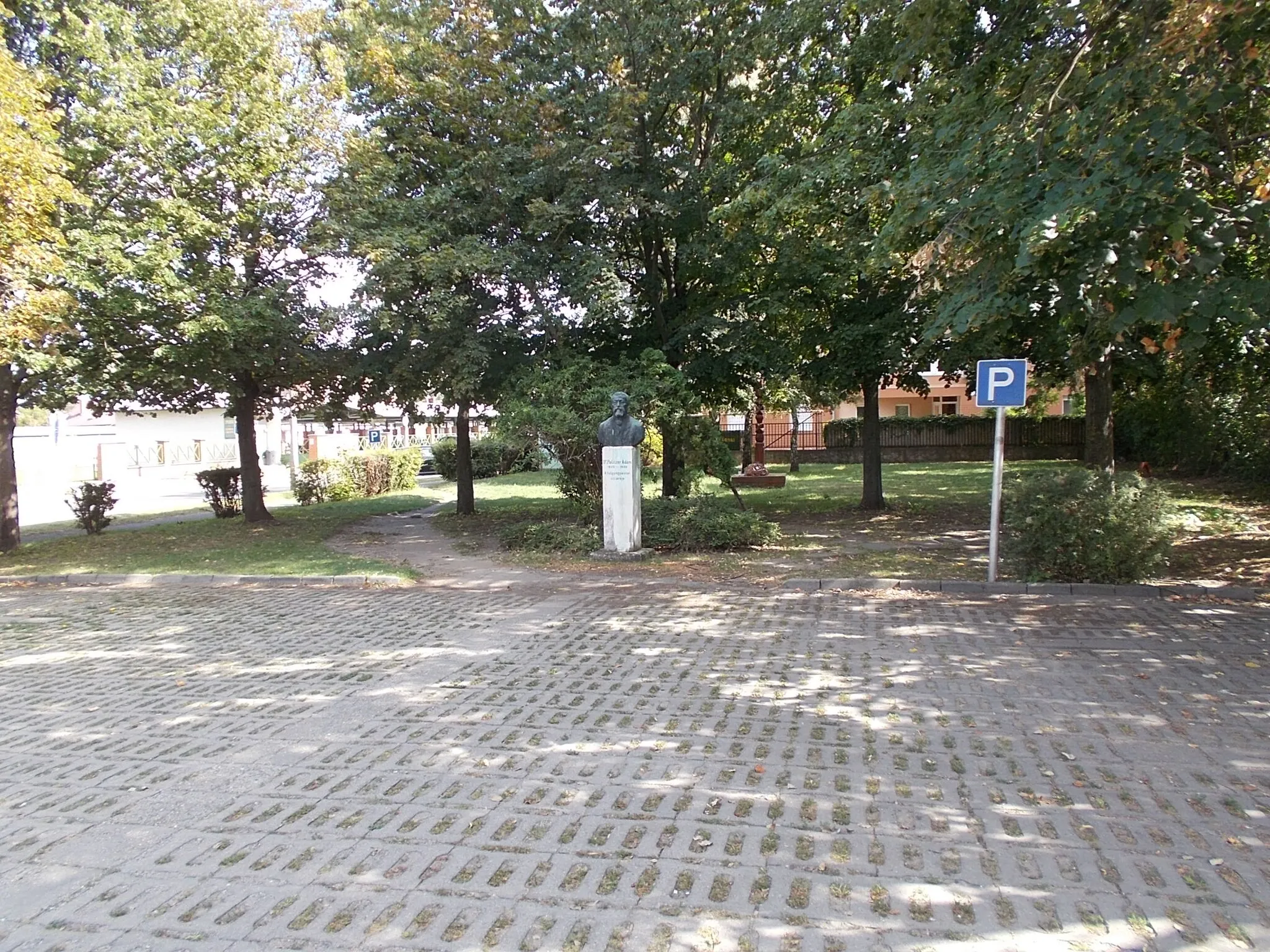 Photo showing: : PolitzerÁdám Park and car park  - Vasút Street and Vinnyica Street corner, City center, Albertirsa, Pest County, Hungary