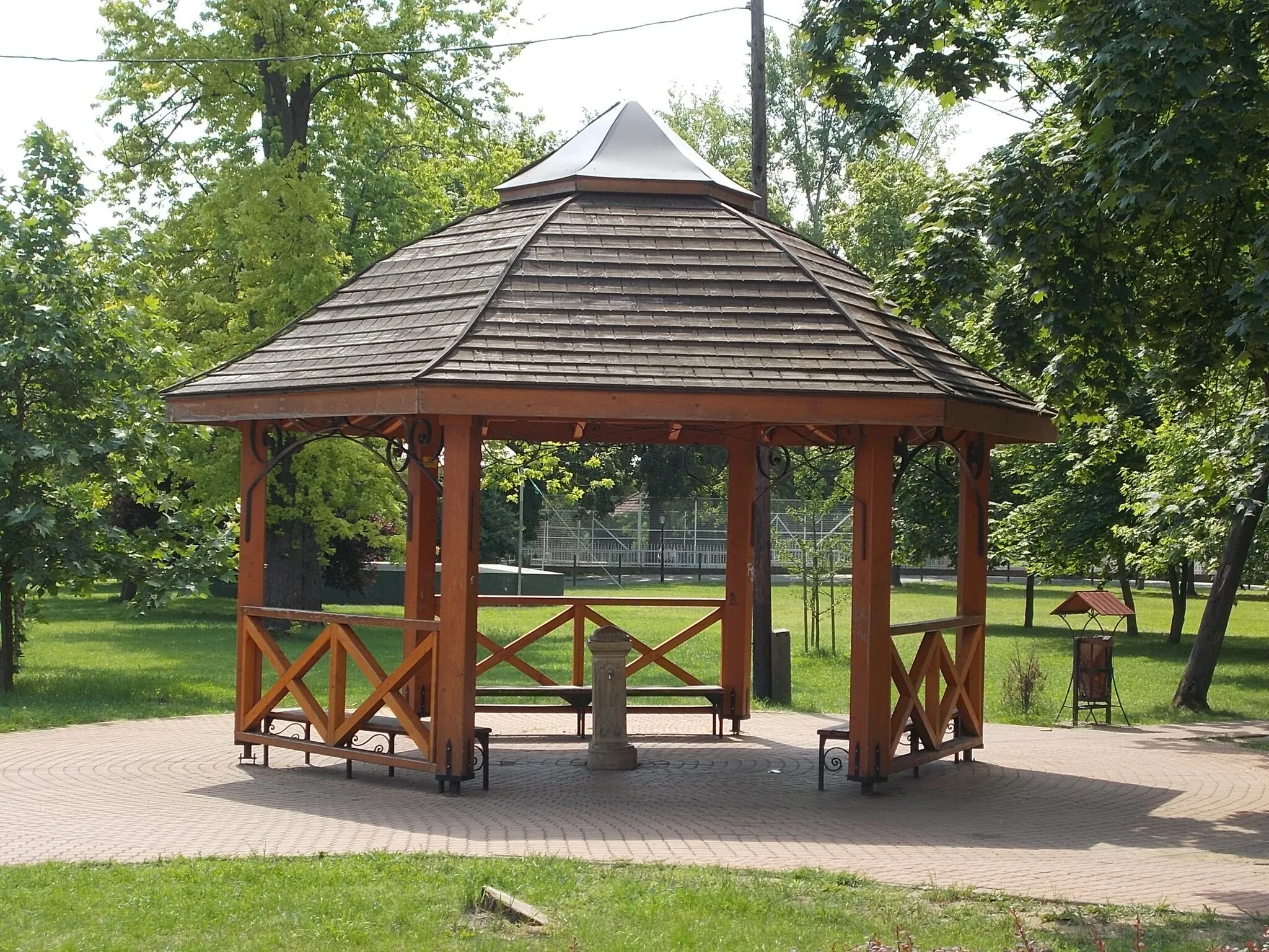 Photo showing: : Well house in the Central Park -  Szabadság Square, Gyömrő, Pest County, Hungary.