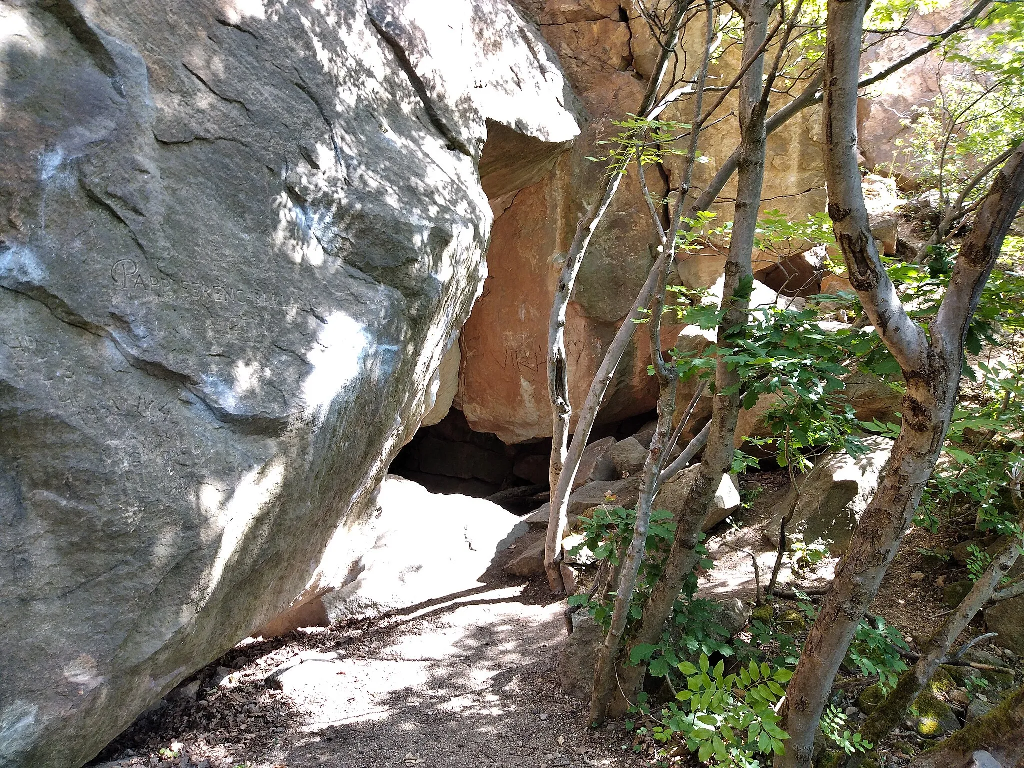 Photo showing: Entrance of the Szophoklész Cave (Hungary, Pilisborosjenő)