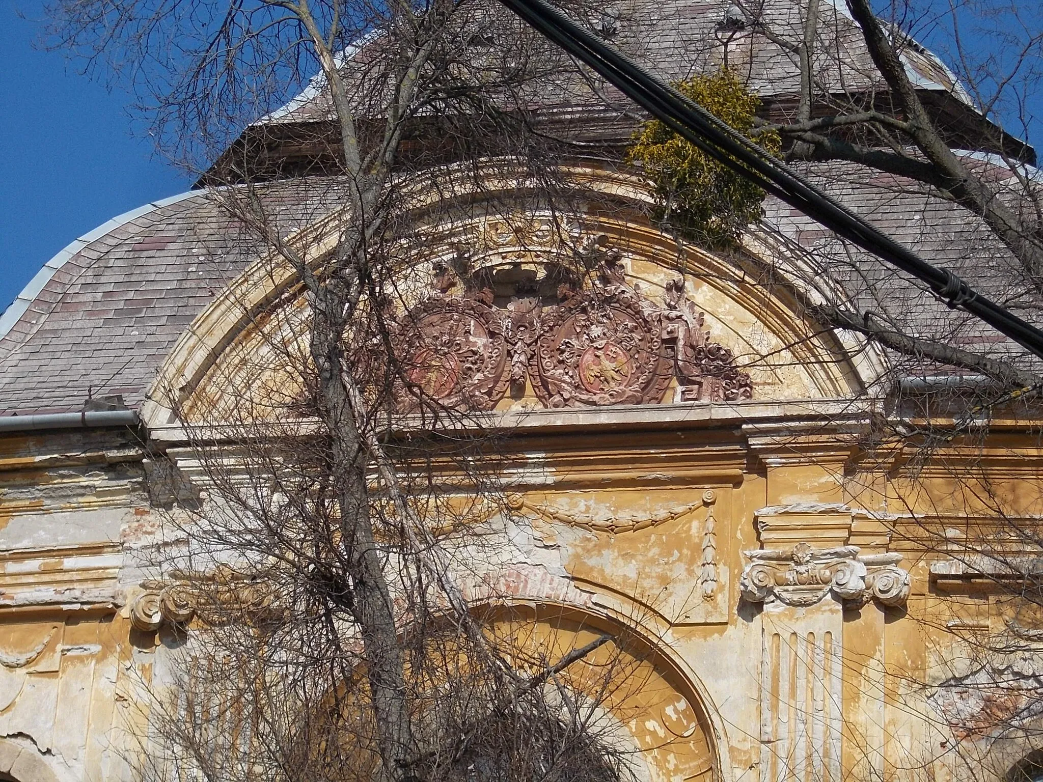 Photo showing: : Podmaniczky Mansion east wing with Podmaniczky-Kisfaludy CoA. - 8, Szabadság térAszód, Pest County.