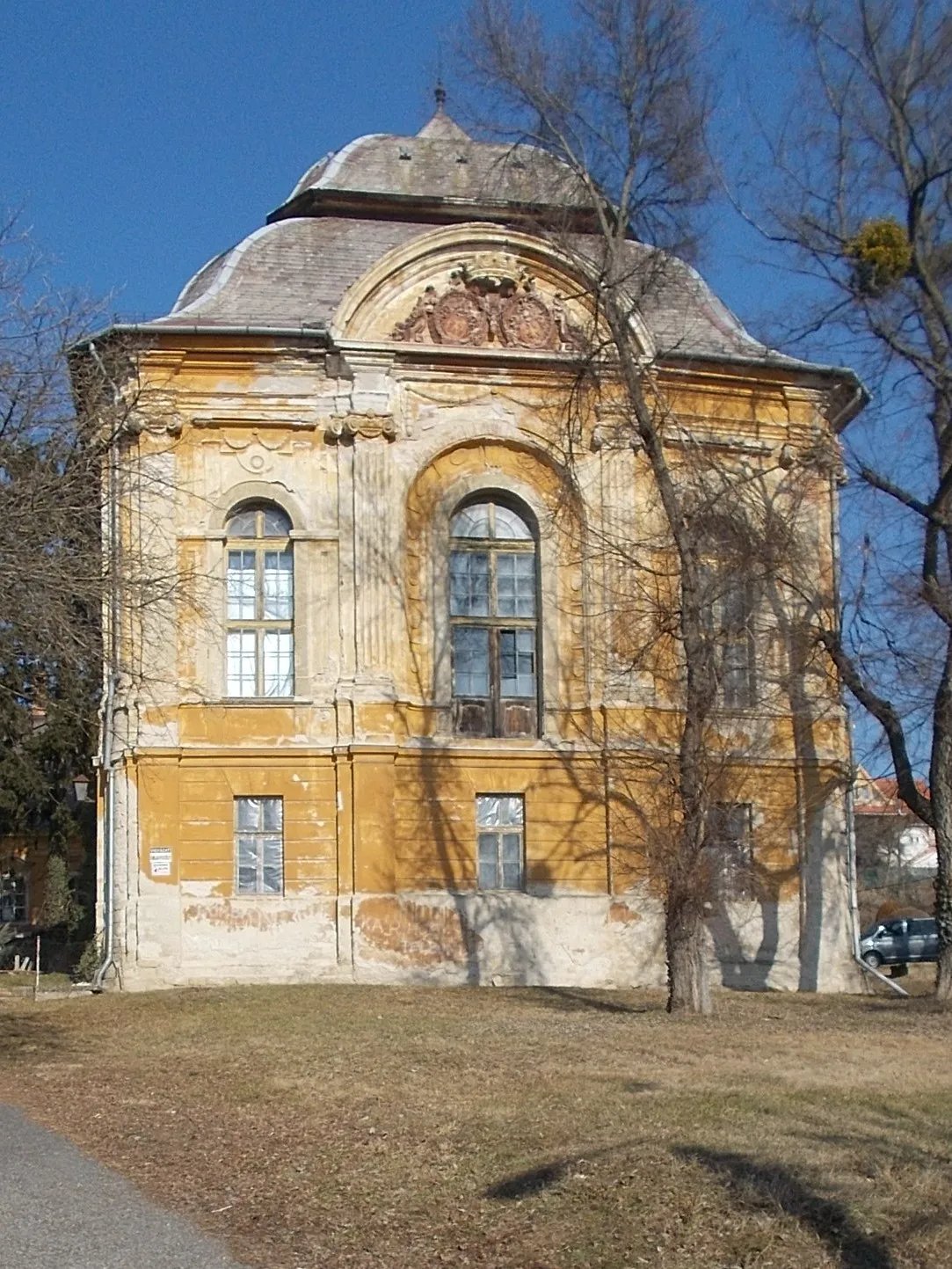 Photo showing: : Podmaniczky Mansion east wing with Podmaniczky-Kisfaludy CoA. - 8, Szabadság térAszód, Pest County