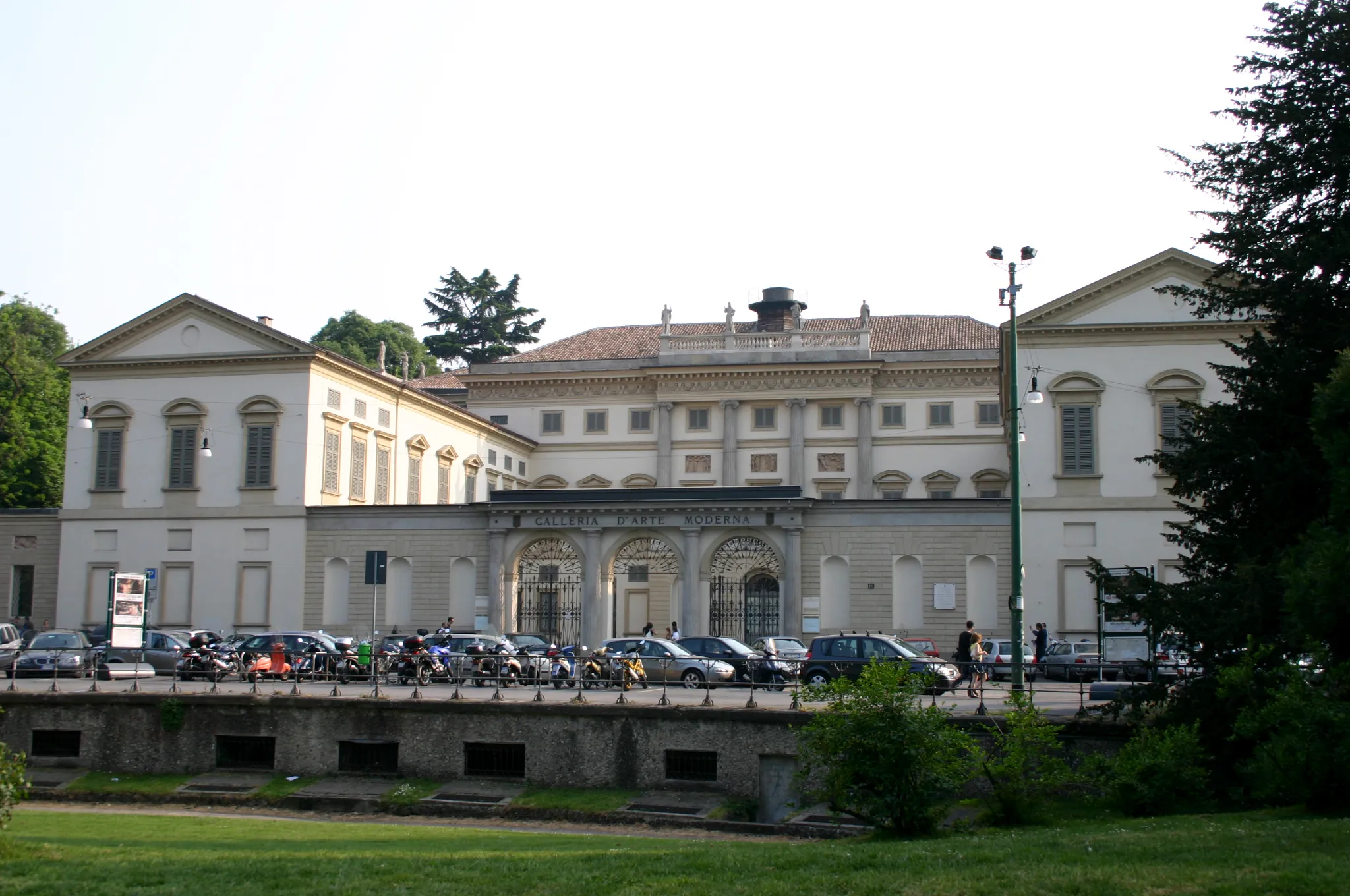 Photo showing: The "Royal Villa", built in 1790 by Leopold Pollack for prince Ludovico Barbiano di Belgioioso, now housing the Civica galleria d'arte moderna in Milan, as seen from the  "Giardini pubblici di Porta Venezia" gardens, in Milan, Italy. Picture by Giovanni Dall'Orto, April 22 2007.