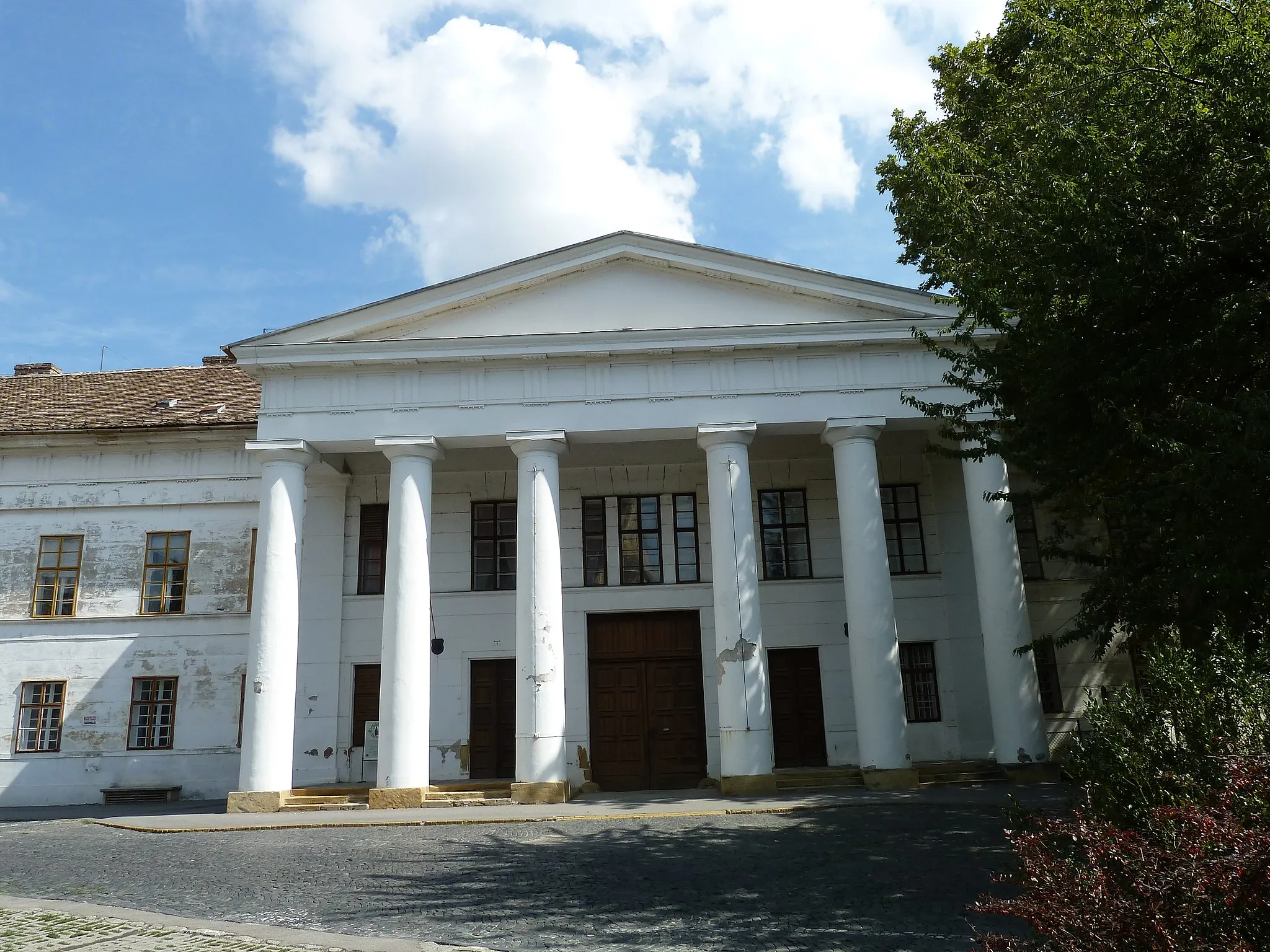 Photo showing: A régi megyeháza főbejárata Szekszárdon