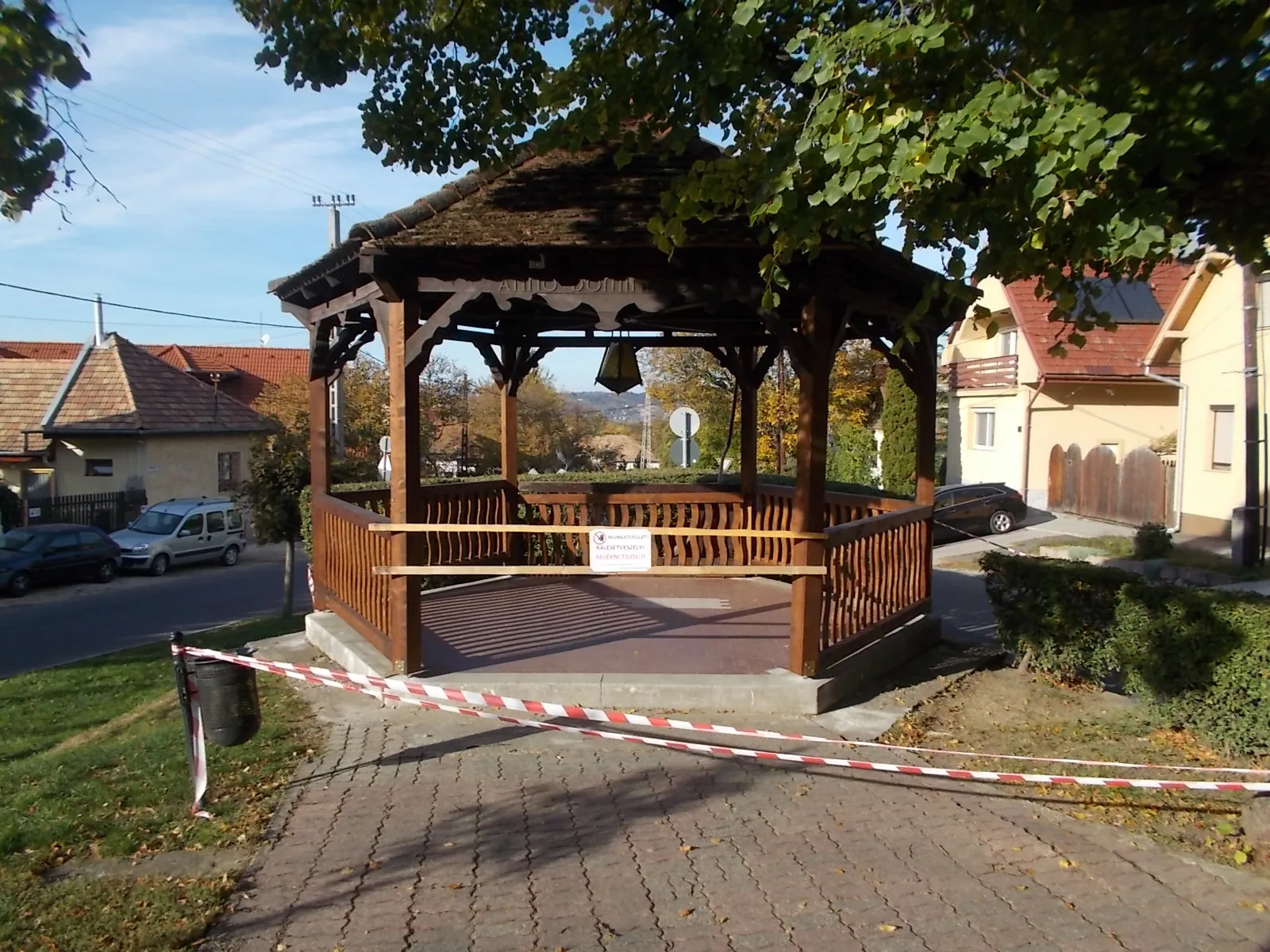 Photo showing: : Bandstand in a garden / playground at south end of Munkácsy Mihály Street, Törökbálint, Pest County, Hungary.