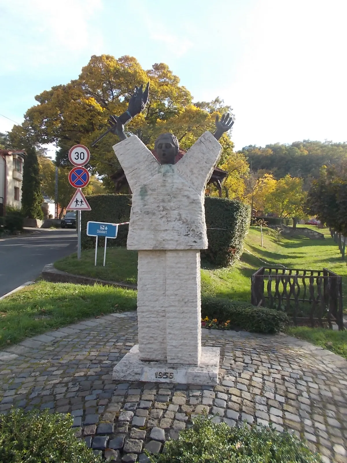 Photo showing: : Memorial of the 1956 Hungarian Revolution by Gyula Hadik (2007 Bronze statue,  'stylized human figure holding a torch' ) in a garden / playground at south end of Munkácsy Mihály Street, Törökbálint, Pest County, Hungary.
