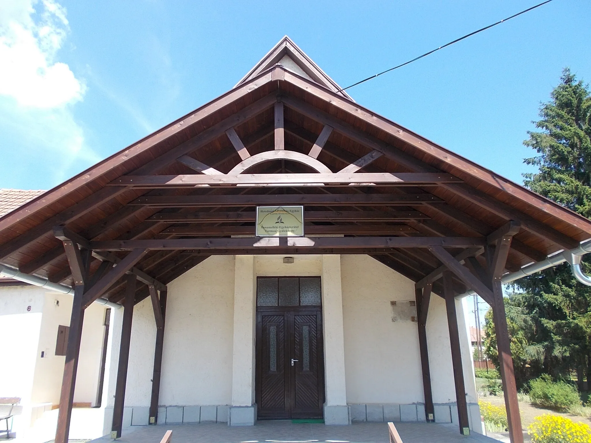 Photo showing: Adventist House of Prayer - 6 Tavasz Street, Farmos, Pest County, Hungary.