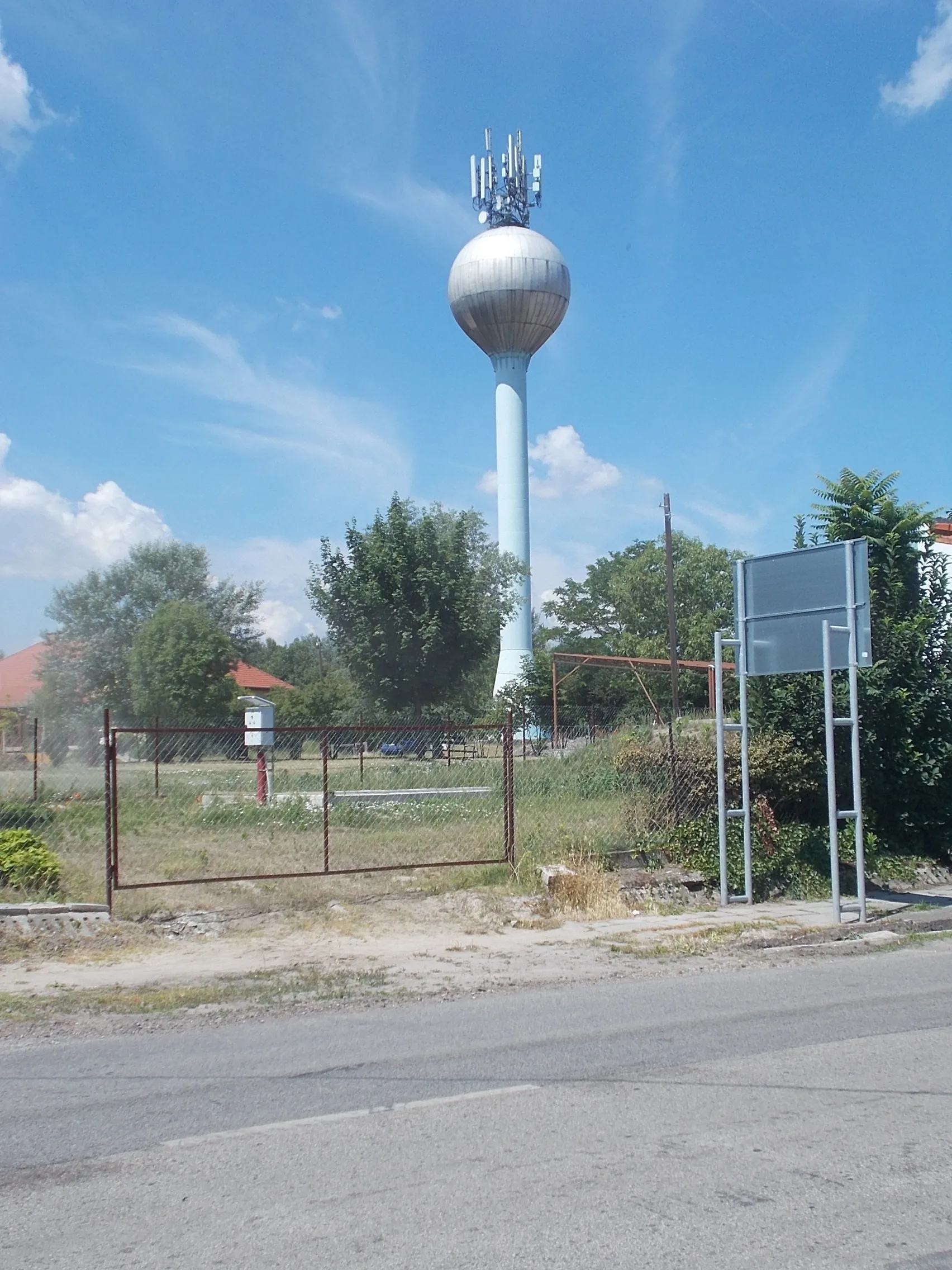 Photo showing: Water tower - Árpád Street, Farmos, Pest County, Hungary.