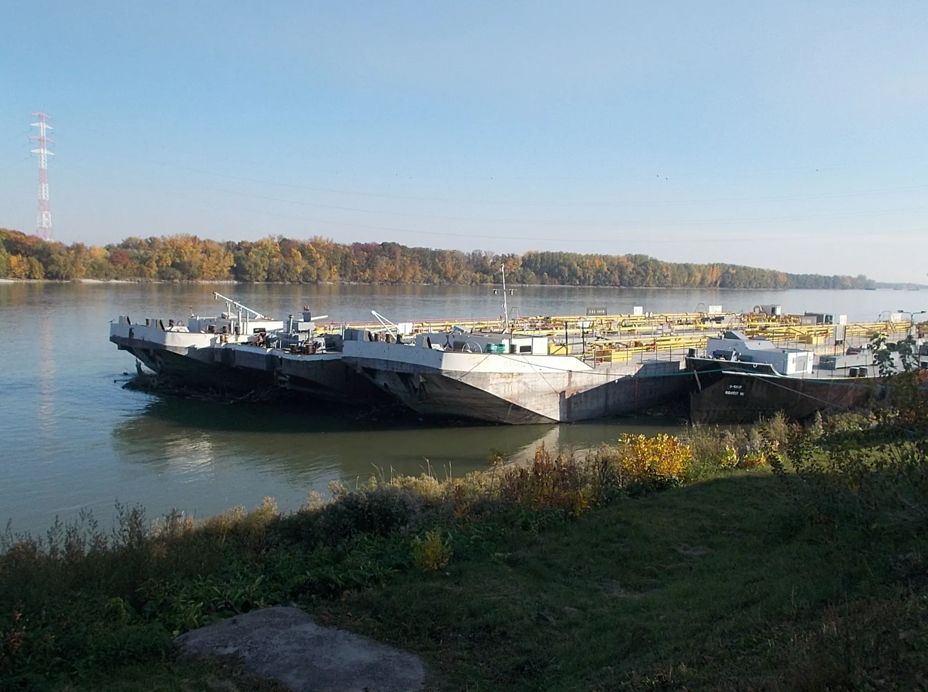 Photo showing: : Barges. - Szigeti út, Szalki Island, Dunaújváros, Fejér County, Hungary. 120 kV overhead power line crossing of the Danube river at Dunaújváros.