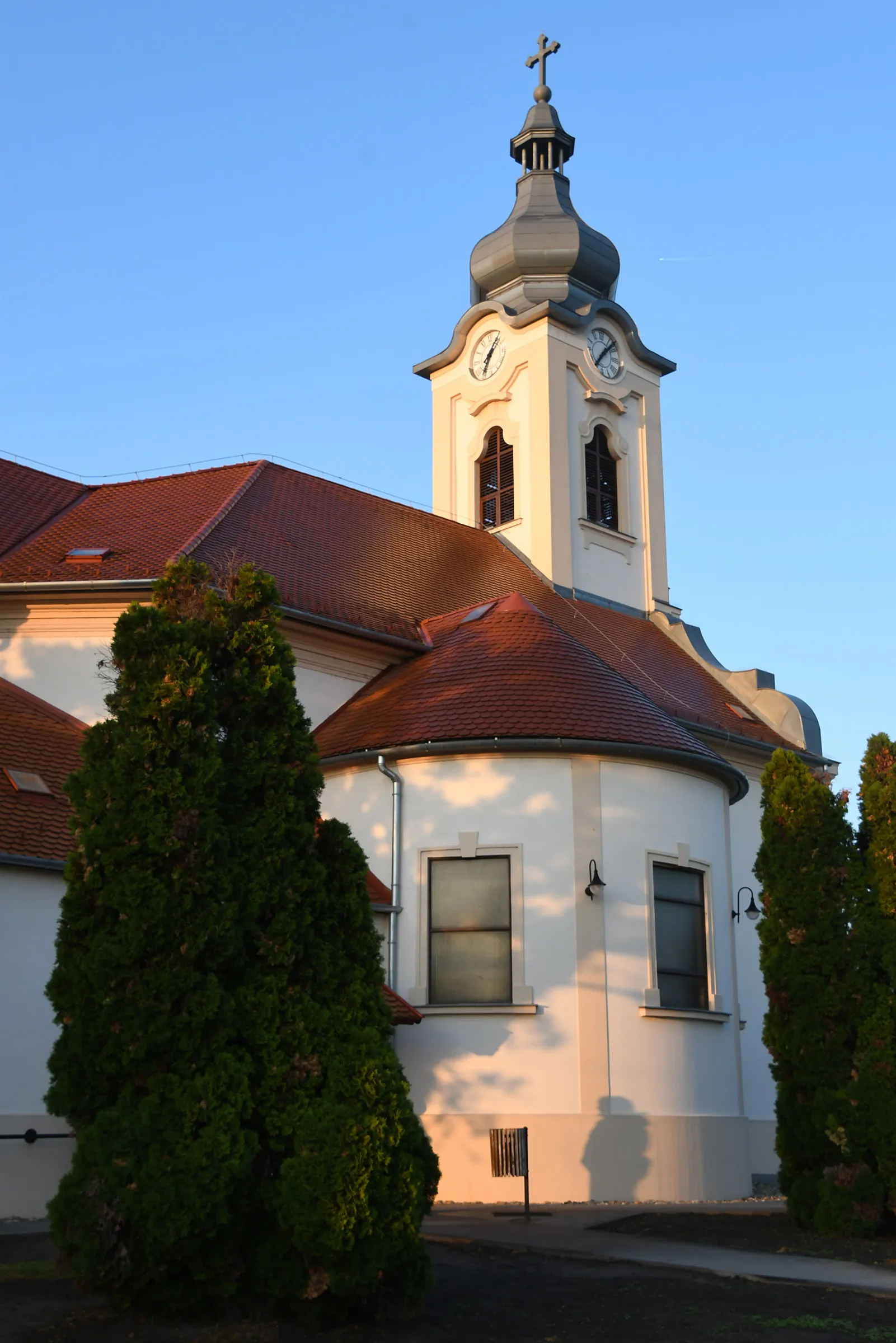 Photo showing: Roman Catholic church in Pereg, Kiskunlacháza, Hungary