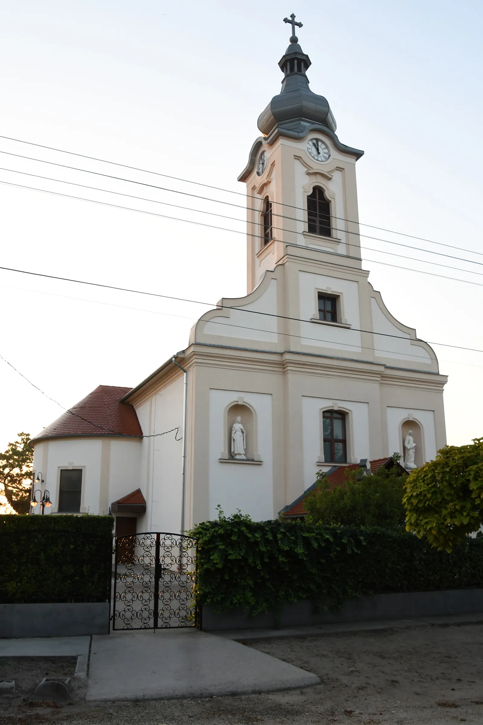 Photo showing: Roman Catholic church in Pereg, Kiskunlacháza, Hungary