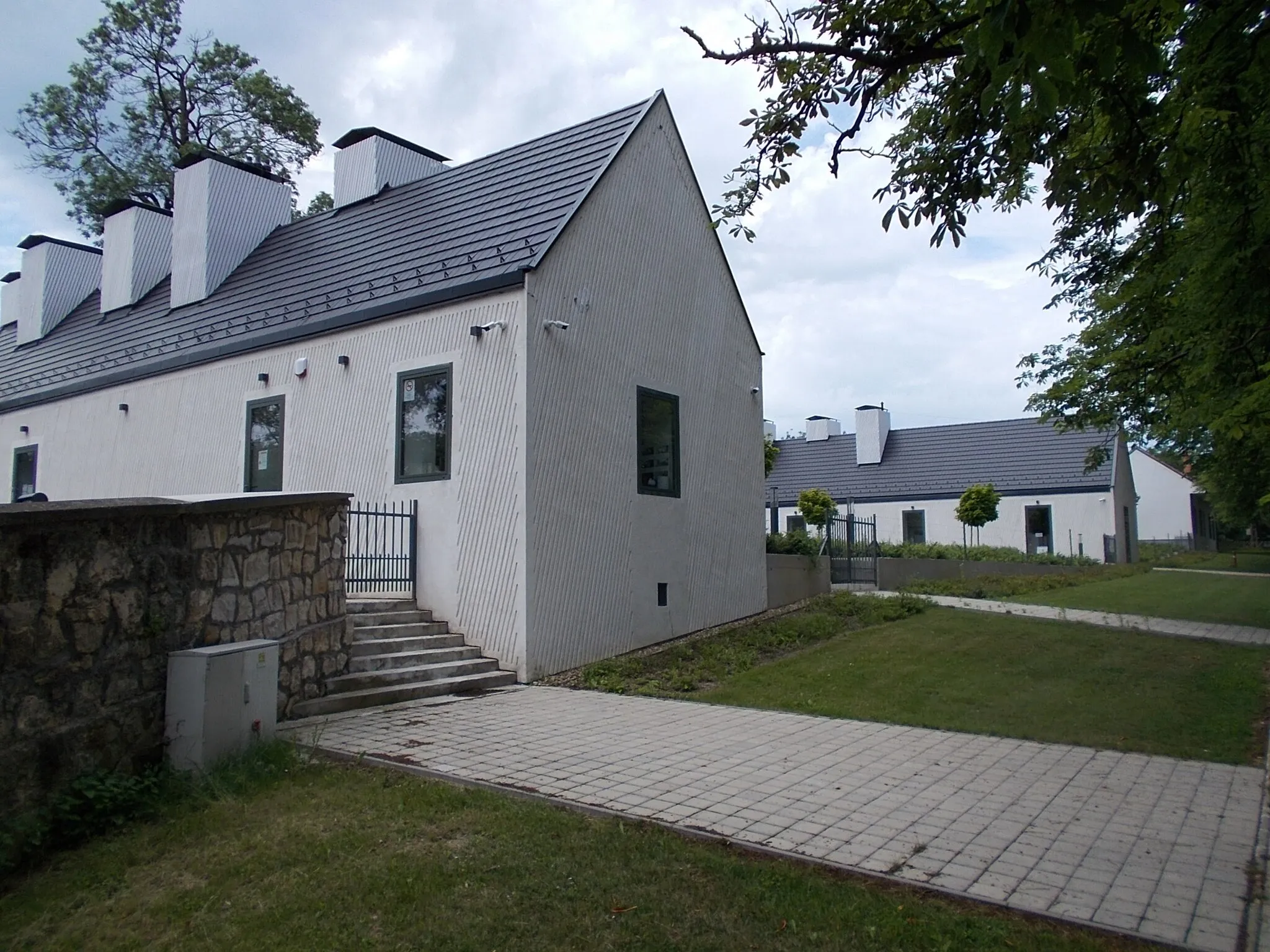 Photo showing: : Teleki-Tisza Mansion, Benedicty and Görgey Buildings, Street side  - 2 Kossuth Lajos Street, Nagykovácsi, Pest County, Hungary