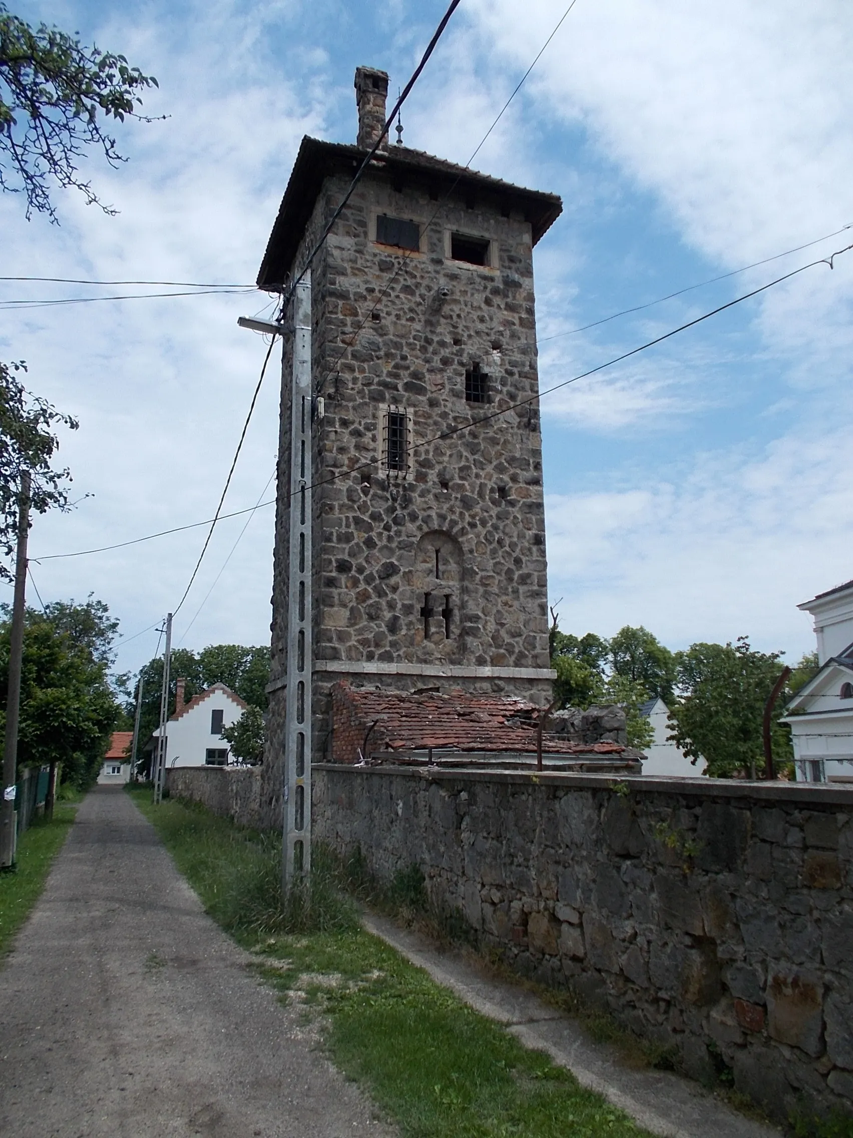 Photo showing: : Teleki-Tisza Mansion, Tower, Kastély Alley side - 2 Kossuth Lajos Street, Nagykovácsi, Pest County, Hungary.