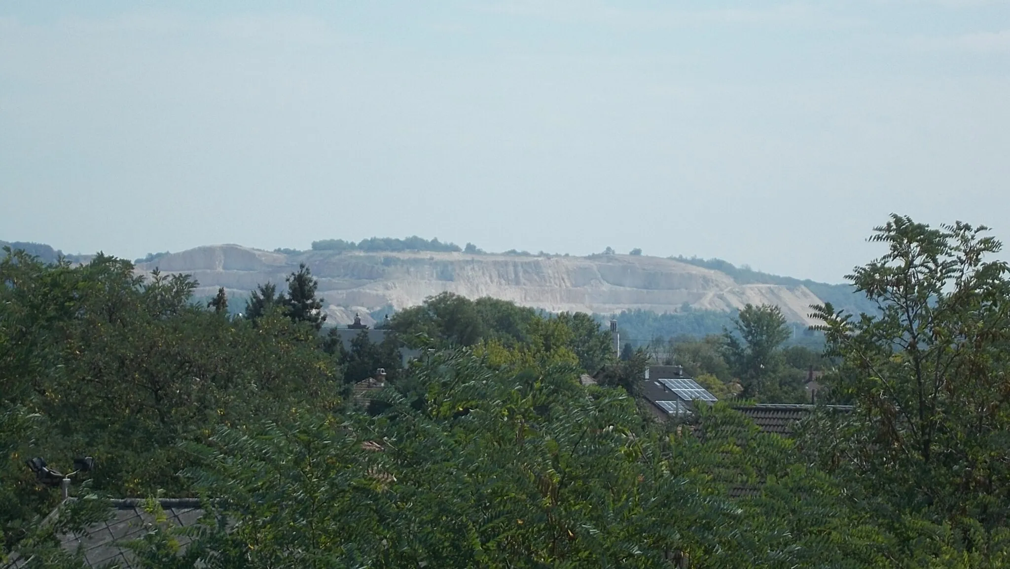 Photo showing: View to south-southeast (Keselő Hill Limestone Quarry) from footbridge between Dubnyik Street and Erkel Ferenc Street over Budapest–Hegyeshalom–Rajka railway line from Dubnyik Street, Bánhida neighborhood, Tatabánya, Komárom-Esztergom County, Hungary.